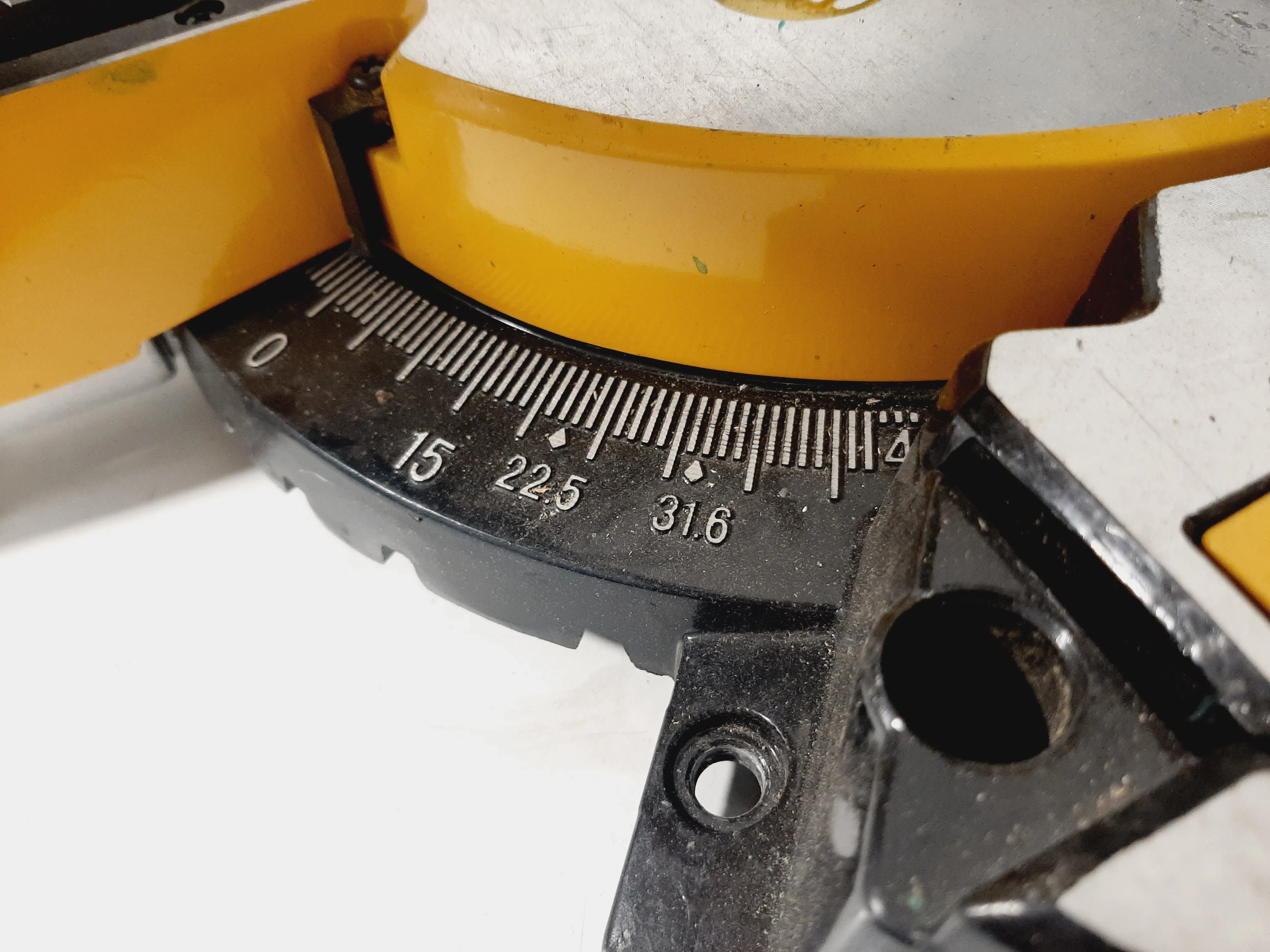 pila-ukosnica-jcb-scms210-srednica-tarczy-210