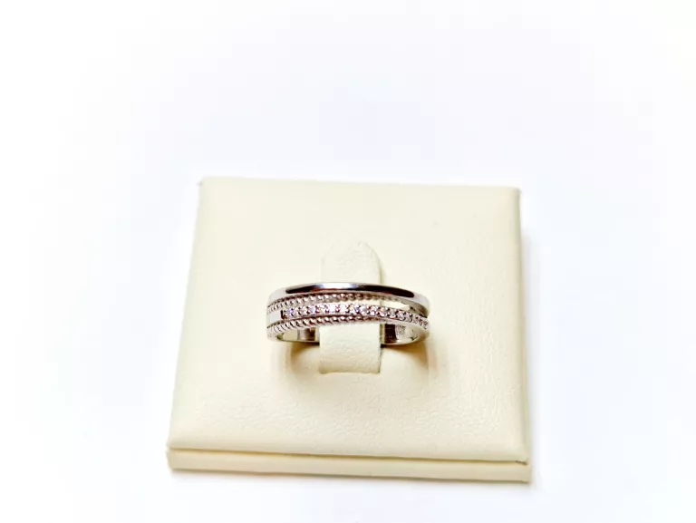 srebrny-sliczny-pierscionek-z-cyrkoniami-r13-kosciuszki-34-trzcianka