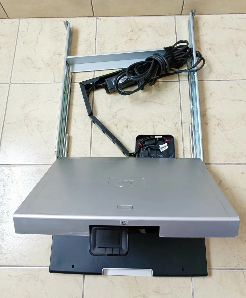 konsola-17-hp-tft7600-stan-uzywany