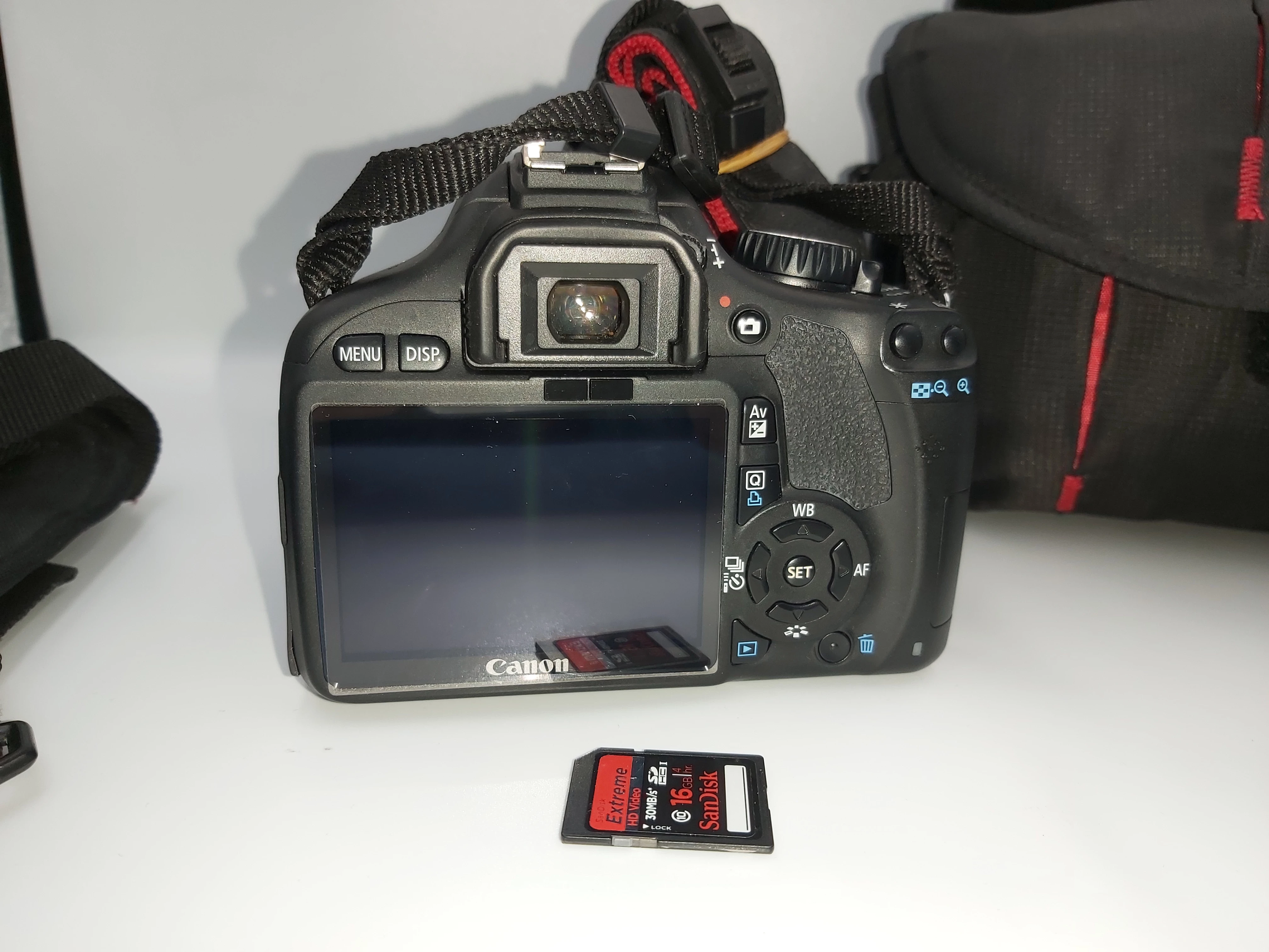 lustrzanka-canon-eos-550d-z-obiektywem-18-55mm-w-zestawie-korpus-obiektyw