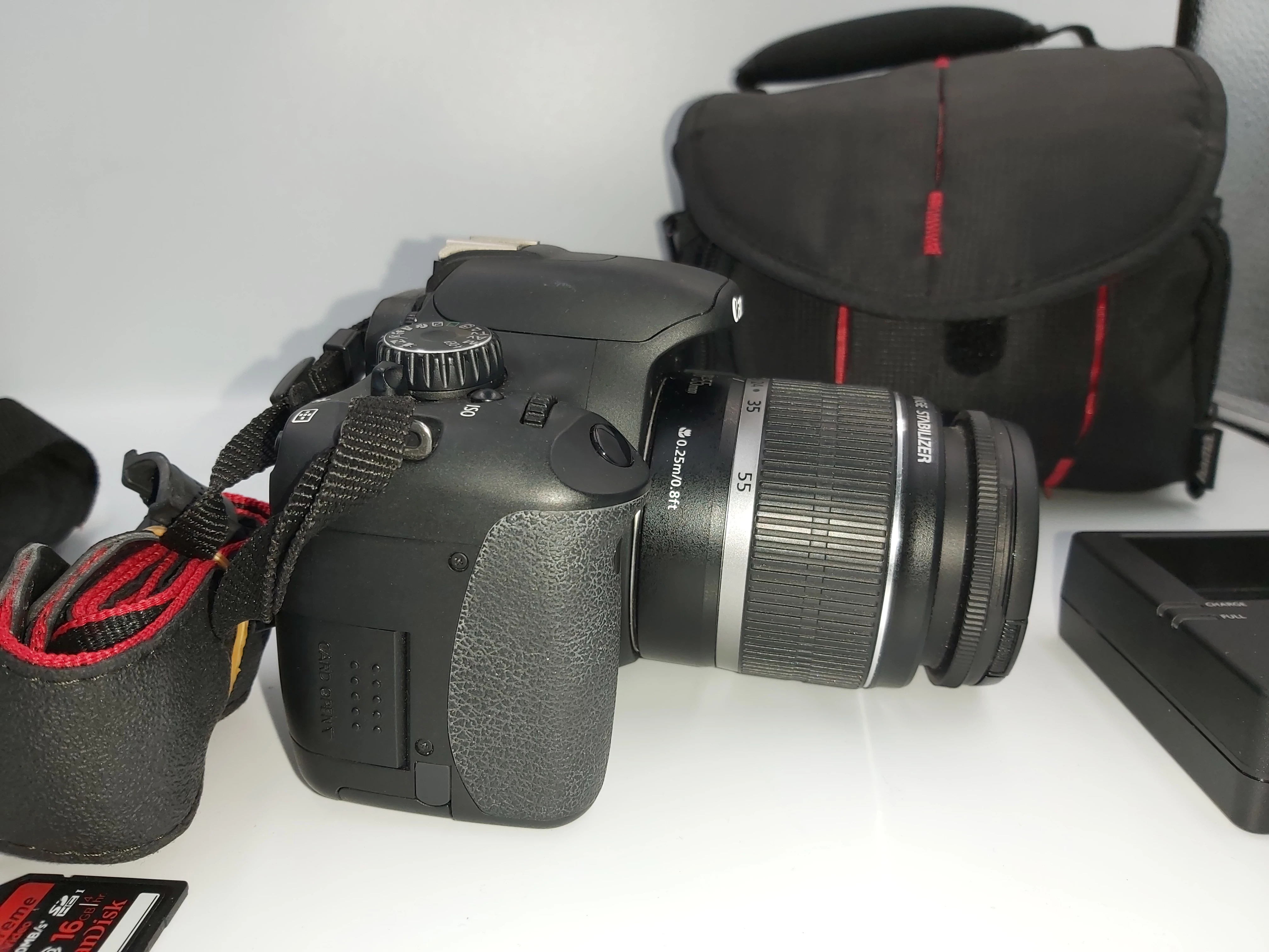 lustrzanka-canon-eos-550d-z-obiektywem-18-55mm-marka-canon