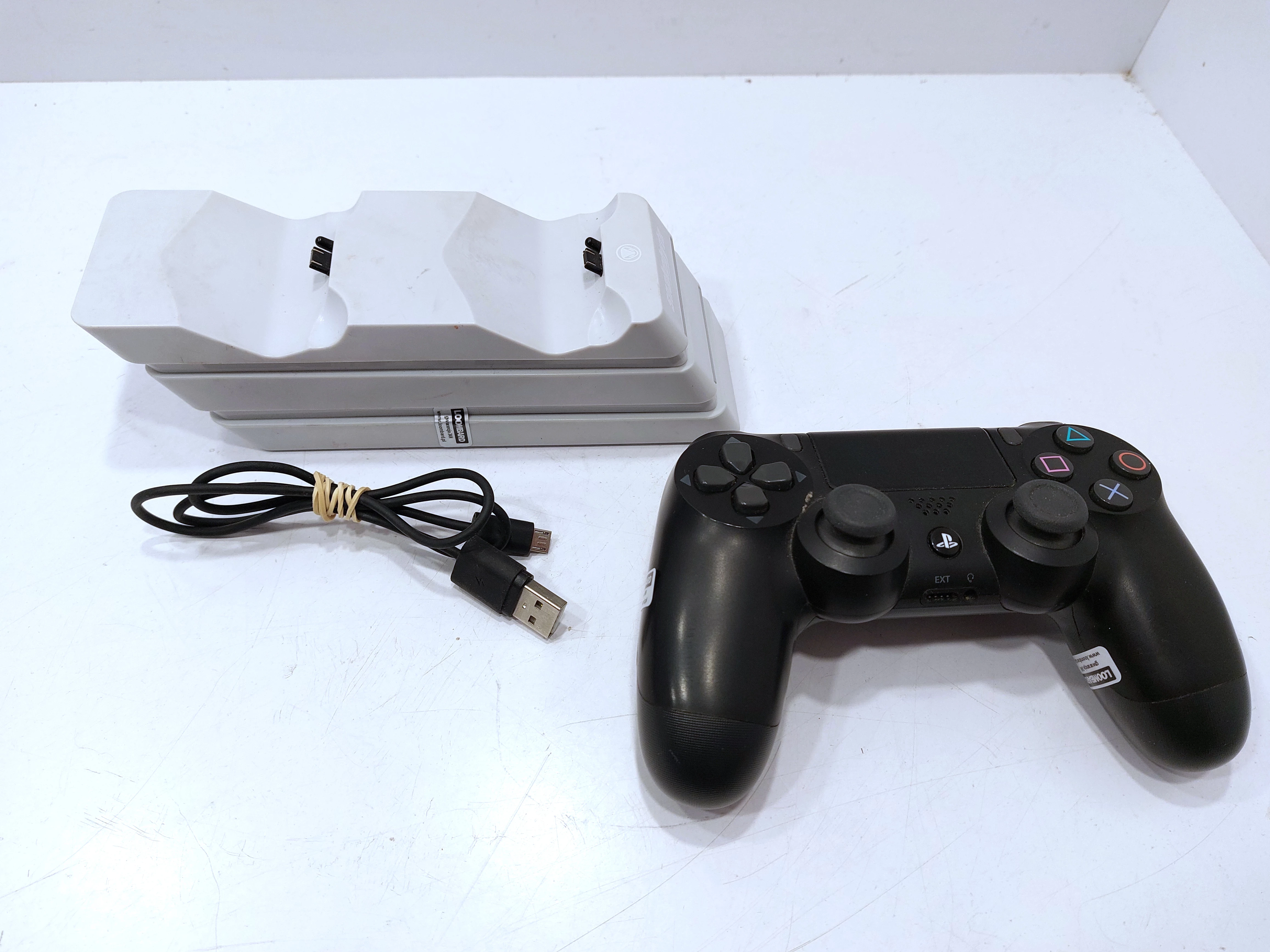 pad-ps4-stacja-ladujaca-snakebyte-twin-charge-kod-producenta-cuh-zct2e