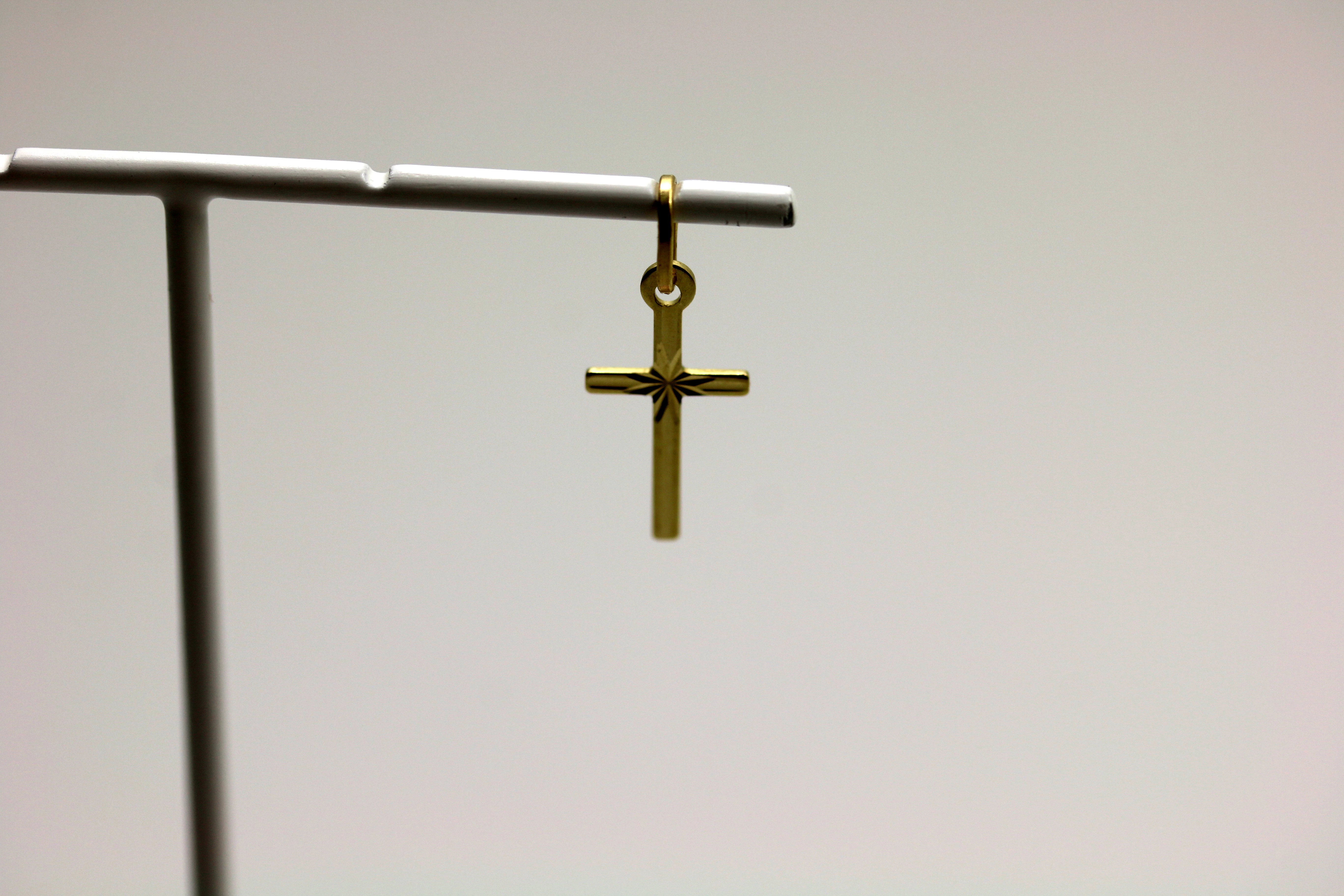 piekny-zloty-krzyz-p585-w03g-16cmx08cm-okopowa-7a-warszawa