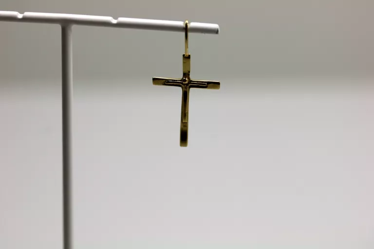 piekny-zloty-krzyz-p585-w058-okopowa-7a-warszawa