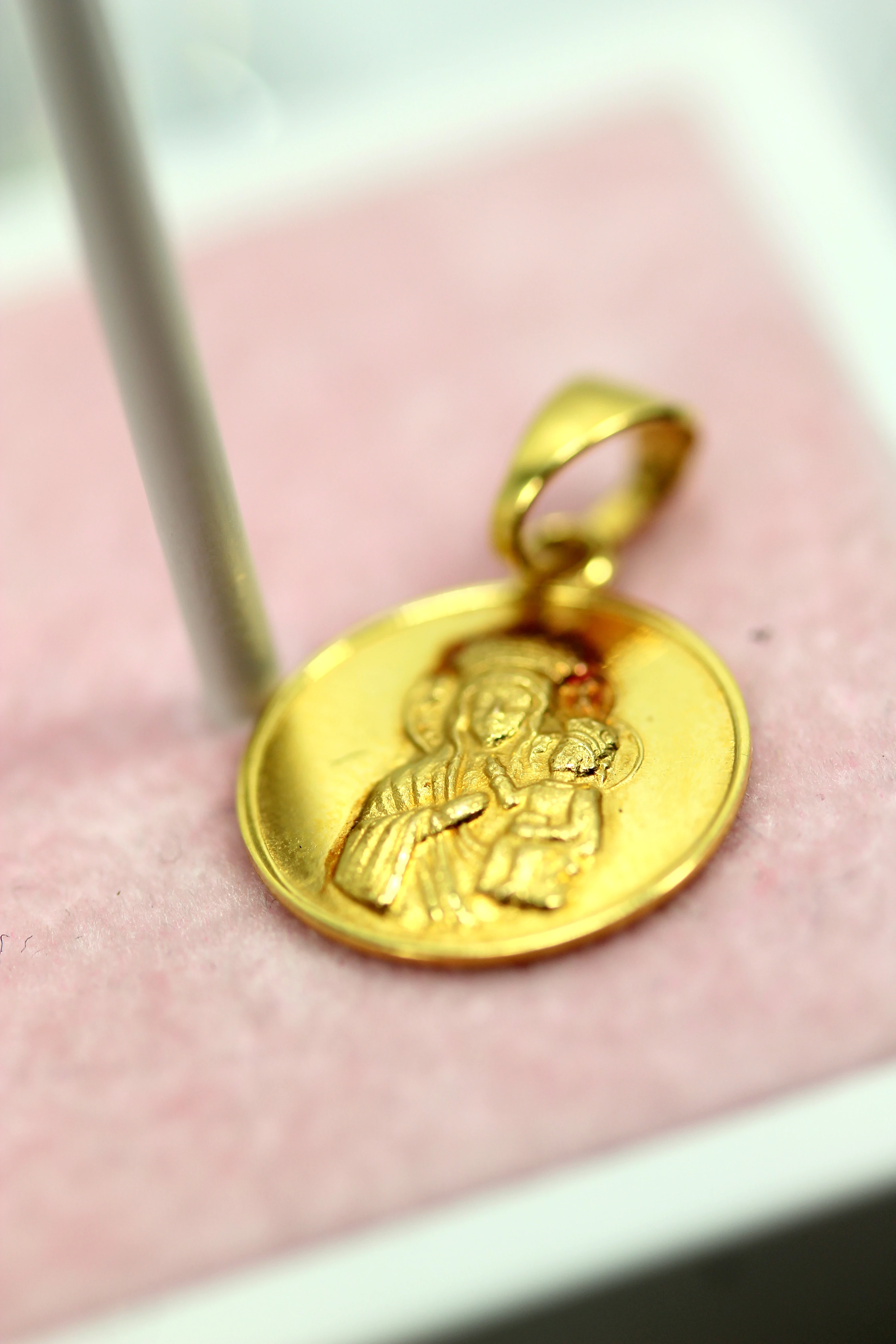 zlota-zawieszka-matka-boska-p585-117g-kolor-dominujacy-205826-225106