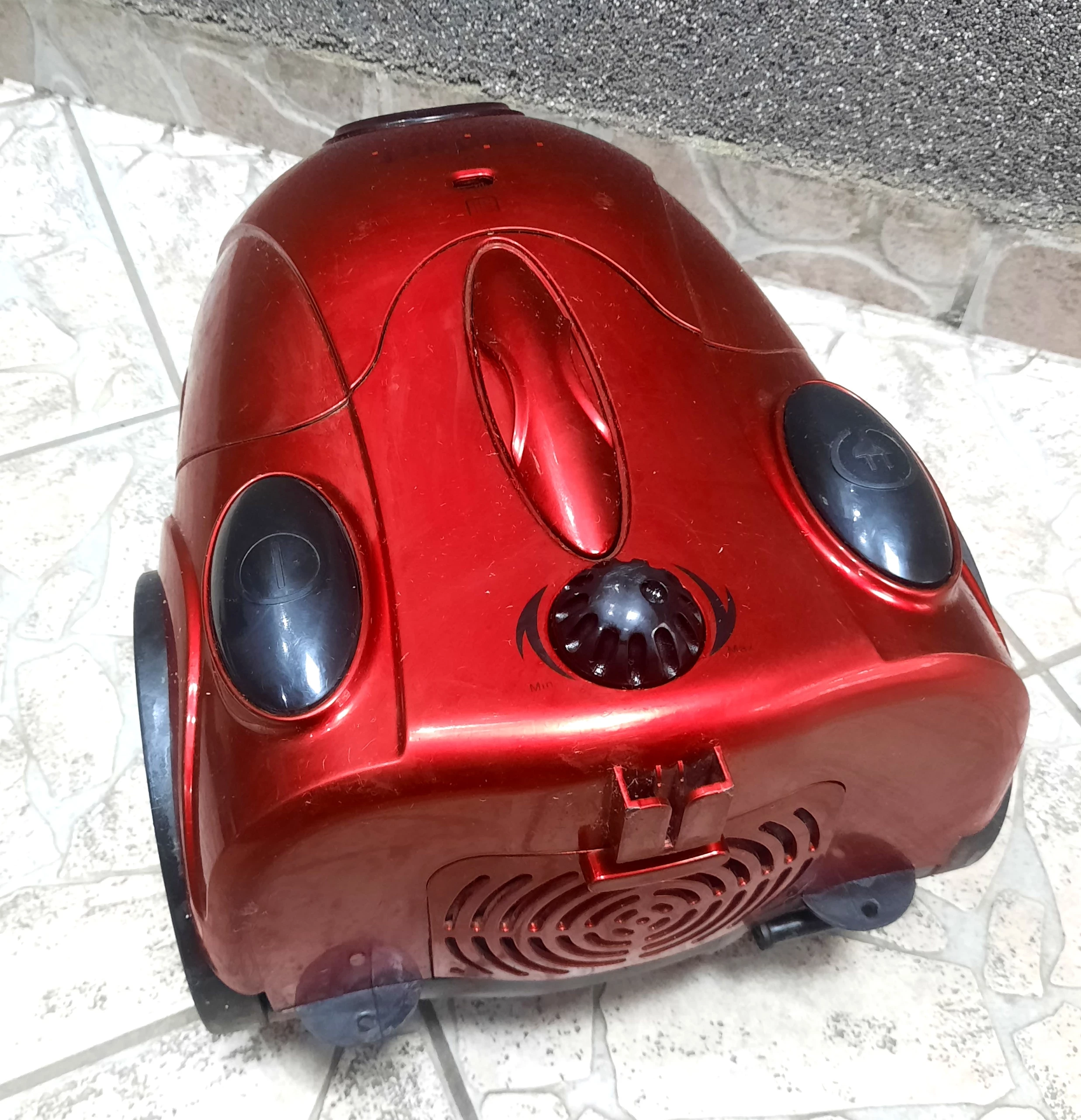 odkurzacz-perfect-czerwony-kolor-dominujacy-czerwony