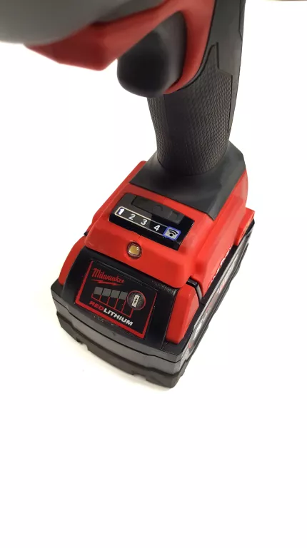klucz-udarowy-milwaukee-m18-walizka-zasilanie-akumulatorowe
