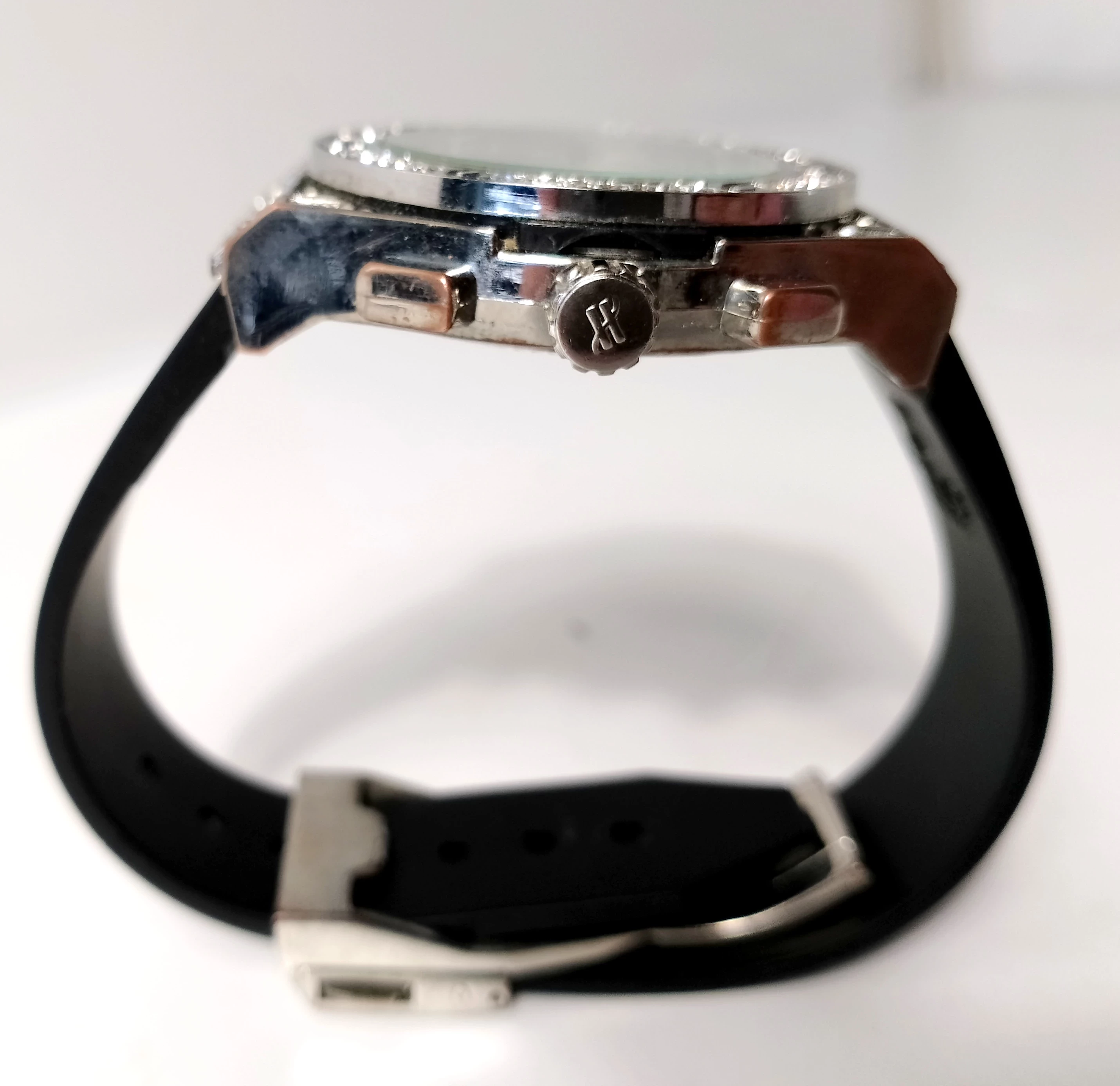 zegarek-damski-geneva-z-cyrkoniami-ksztalt-koperty-okragla