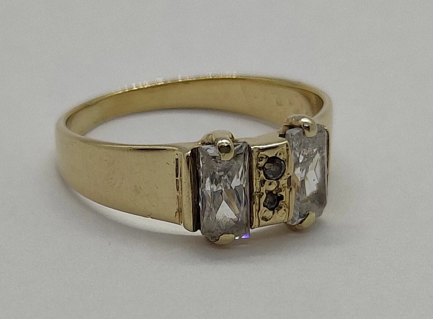 gustowny-zloty-pierscionek-z-cyrkoniami-238g585-cechy-brak