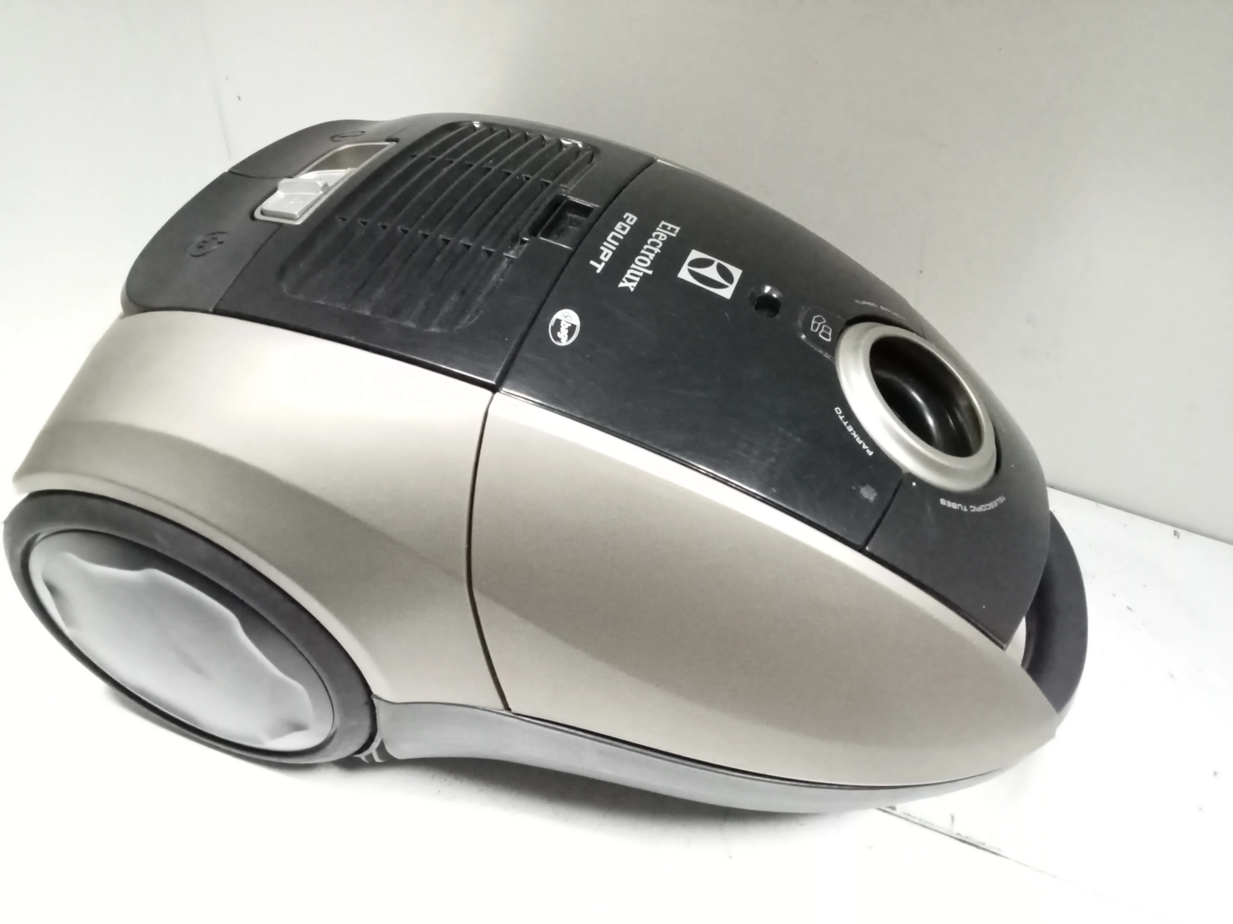 odkurzacz-electrolux-equipt-eeq30-akcesoria-kolor-dominujacy-bezowybrazowy