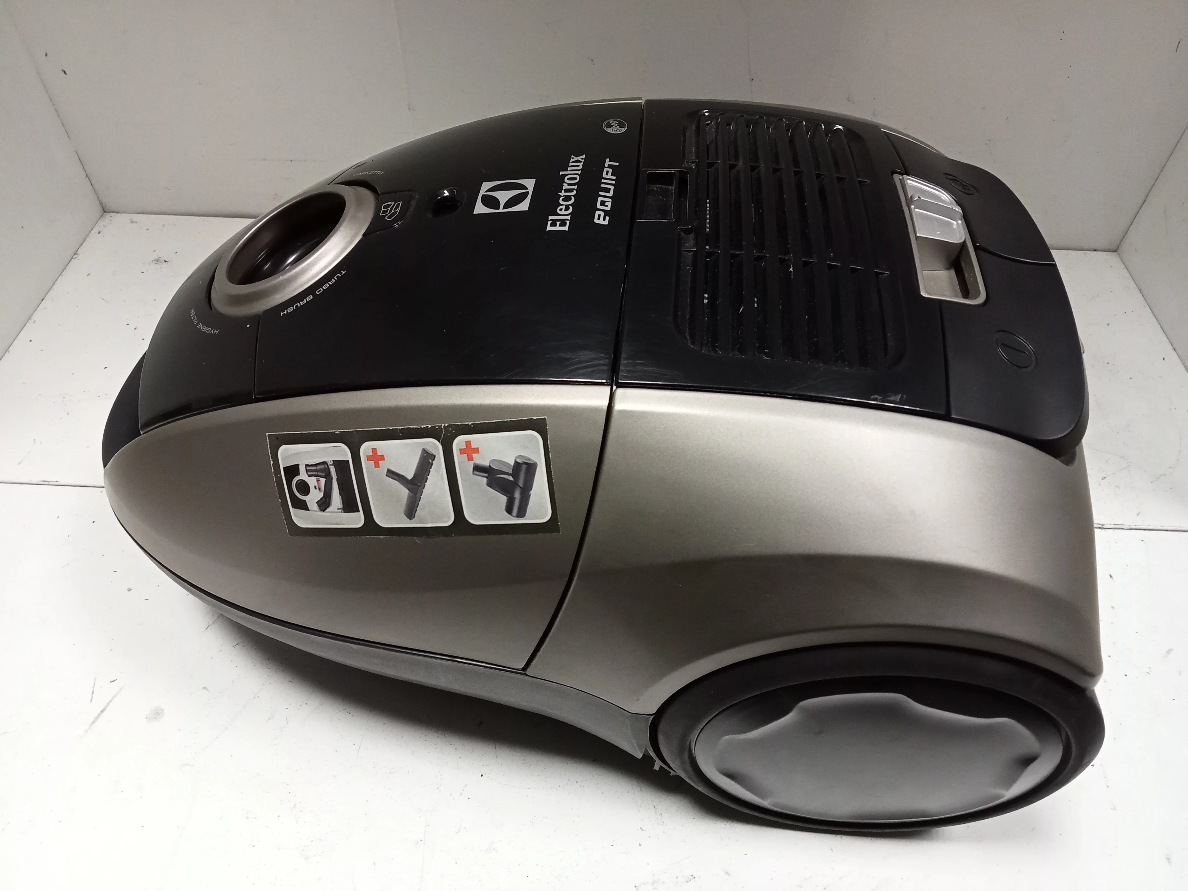 odkurzacz-electrolux-equipt-eeq30-akcesoria-stan-uzywany