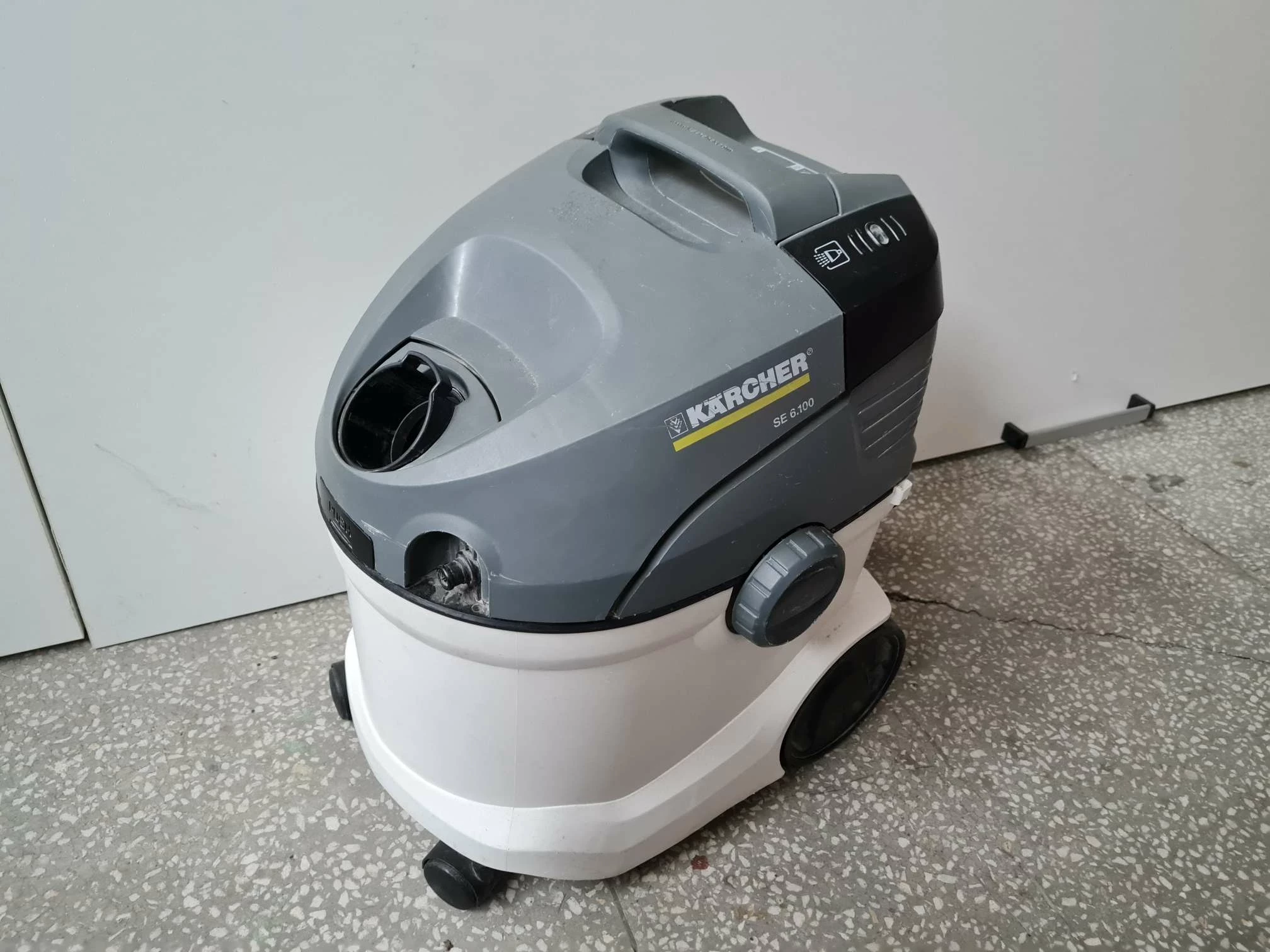 odkurzacz-pioracy-karcher-se-6100-1400w-4l-funkcje-odkurzanie-na-sucho-i-mokro