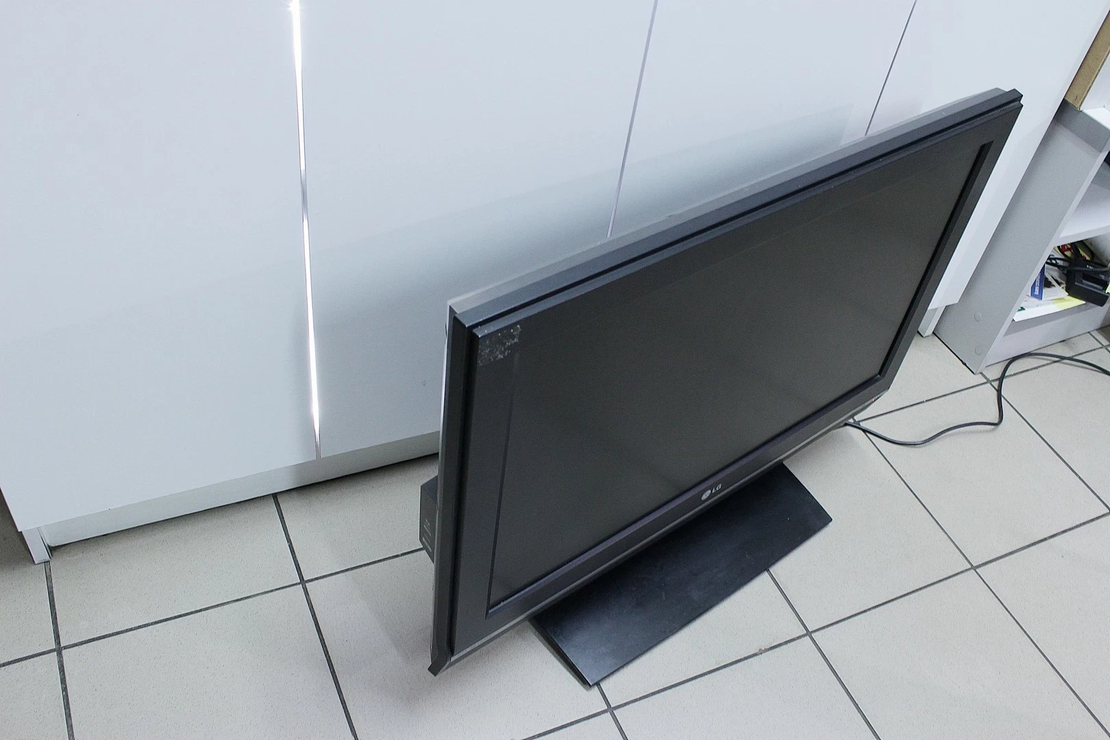 tv-lg-32le2r-marka-lg