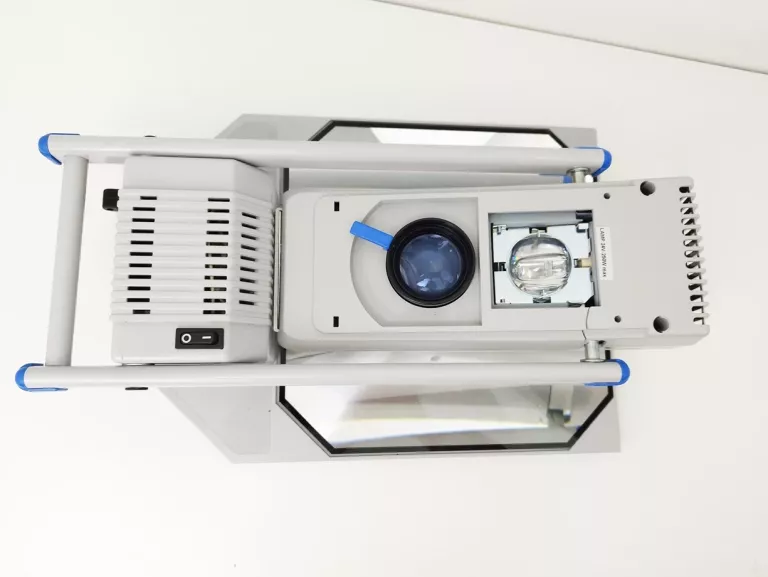 RZUTNIK PROJEKTOR NOBO TRAVELLER 10 // OPIS