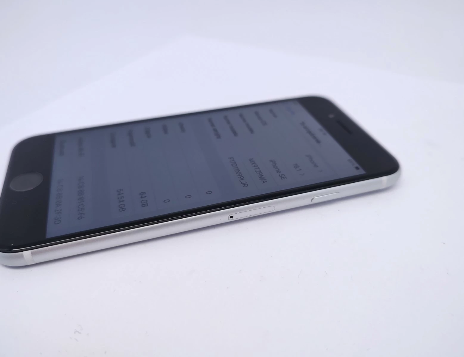 apple-iphone-se-2021-kolor-bialy