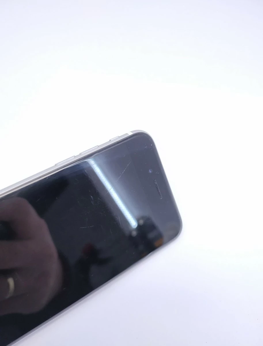 apple-iphone-se-2021-wbudowana-pamiec-64-gb