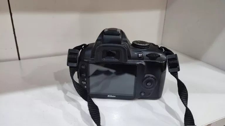 NIKON D3000 S