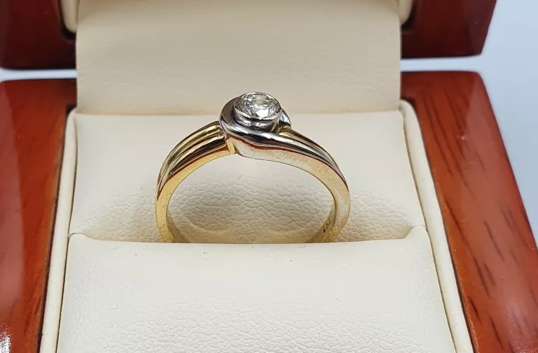 zloty-pierscionek-z-brylantem-p750-452-gr-stan-uzywany