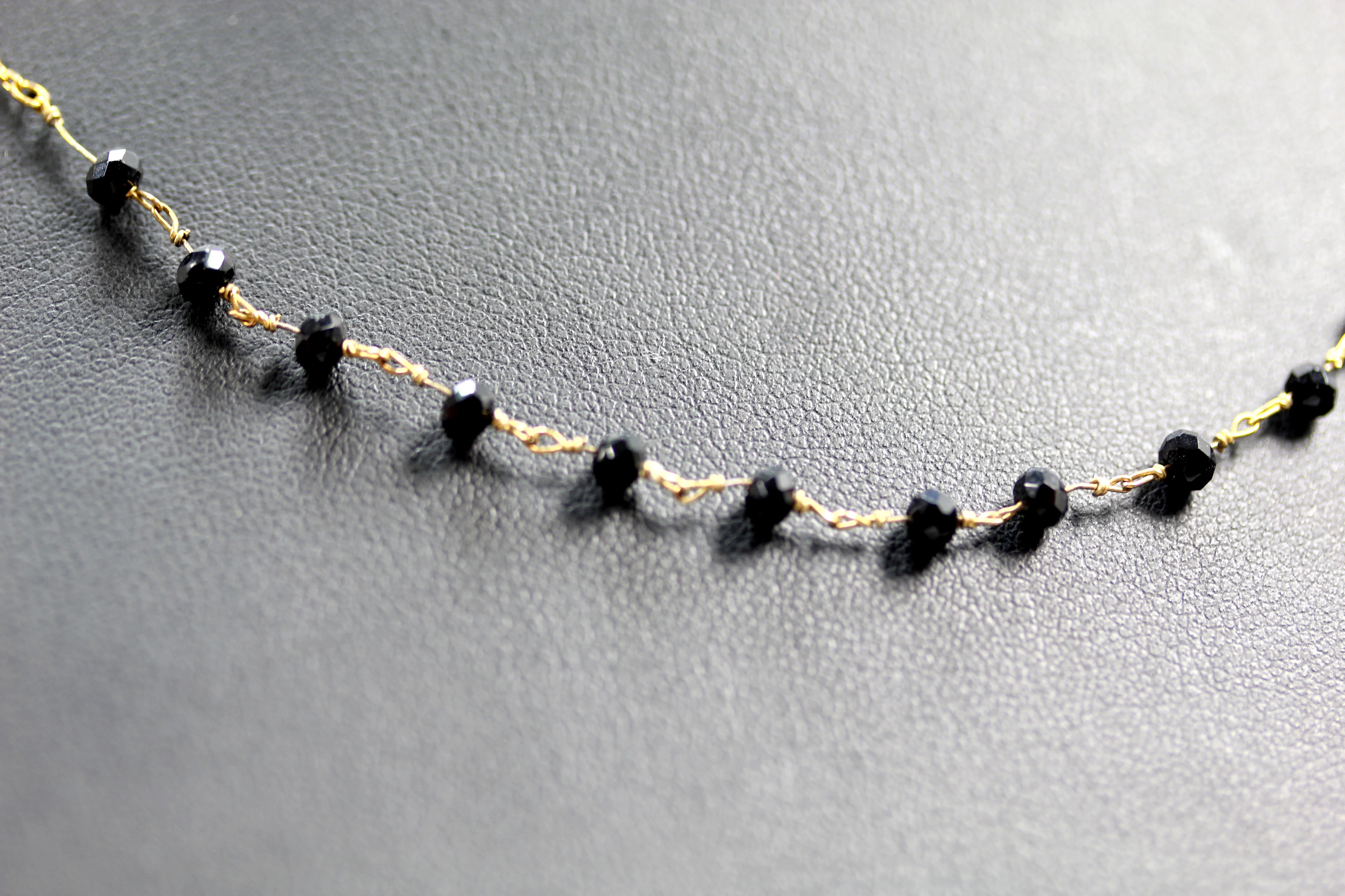 zloty-lancuszek-z-czarnymi-kamieniami-48cm-p585-rodzaj-wyrob-jubilerski