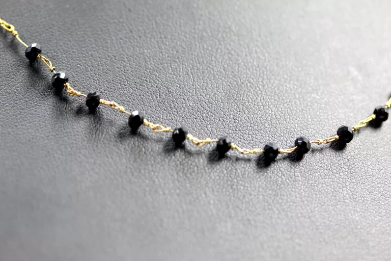 zloty-lancuszek-z-czarnymi-kamieniami-48cm-p585-rodzaj-wyrob-jubilerski