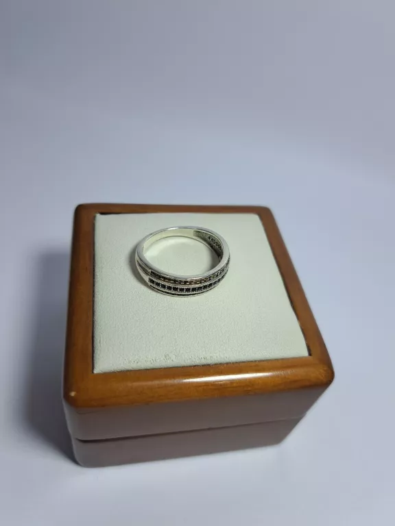 PIĘKNY SREBRNY PIERŚCIONEK! P925! 3,45G!
