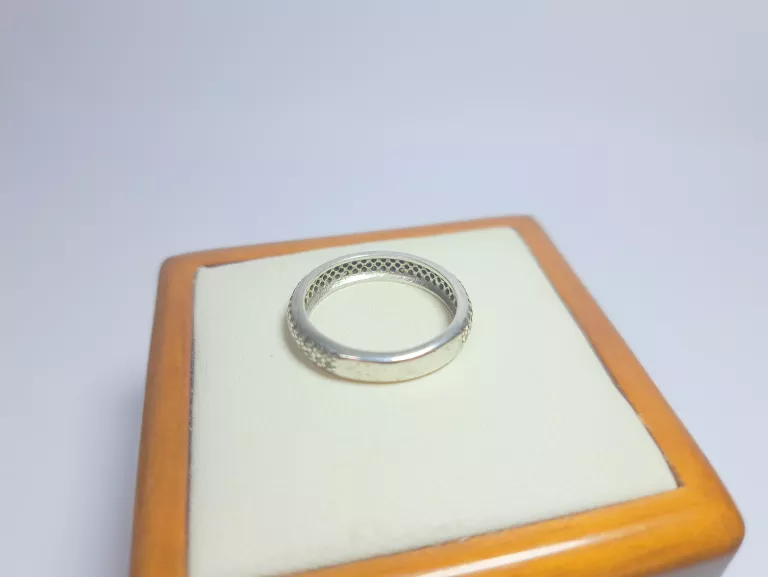 PIĘKNY SREBRNY PIERŚCIONEK! P925! 2,63G!