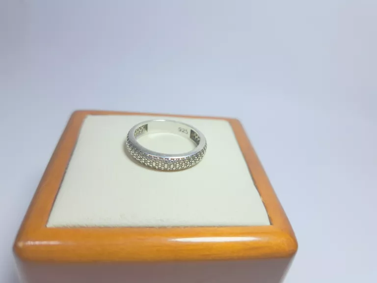 PIĘKNY SREBRNY PIERŚCIONEK! P925! 2,63G!