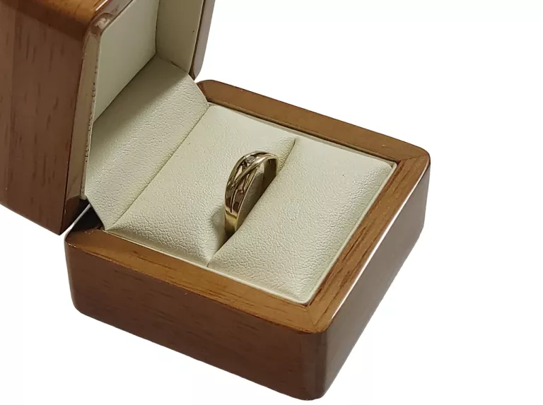 zloty-pierscionek-z-brylantem-333-138g-r-105-material-15835-2