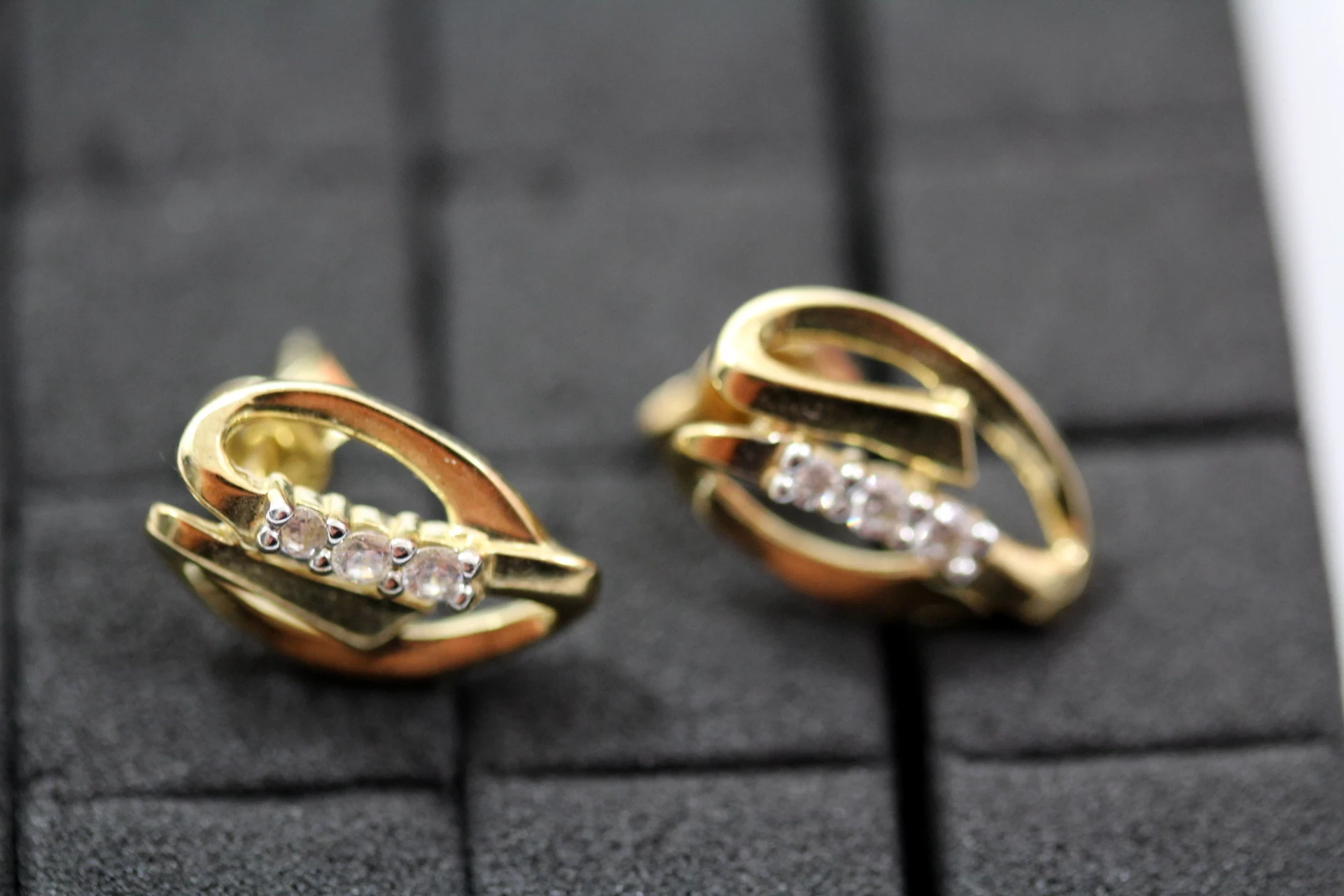 piekne-nowe-zlote-kolczyki-333-cyrkonie-sztyft-aleje-jerozolimskie-33-warszawa-boonum