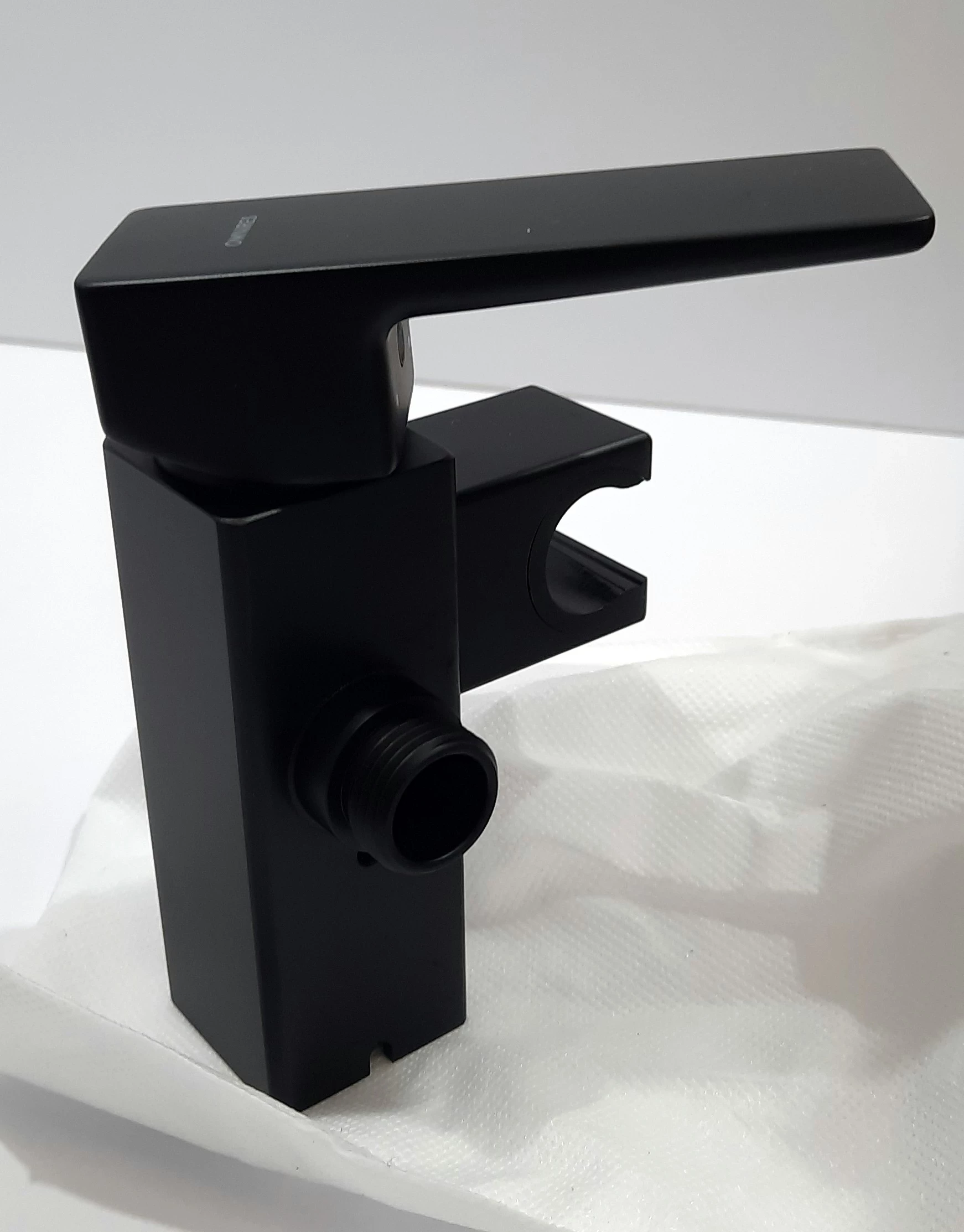 zestaw-podtynkowy-bidetowy-omnires-alton-czarny-linia-alton