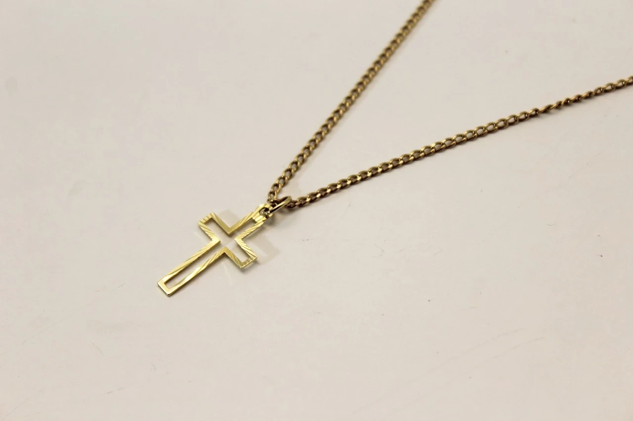 zlota-zawieszka-krzyz-rodzaj-wyrob-jubilerski