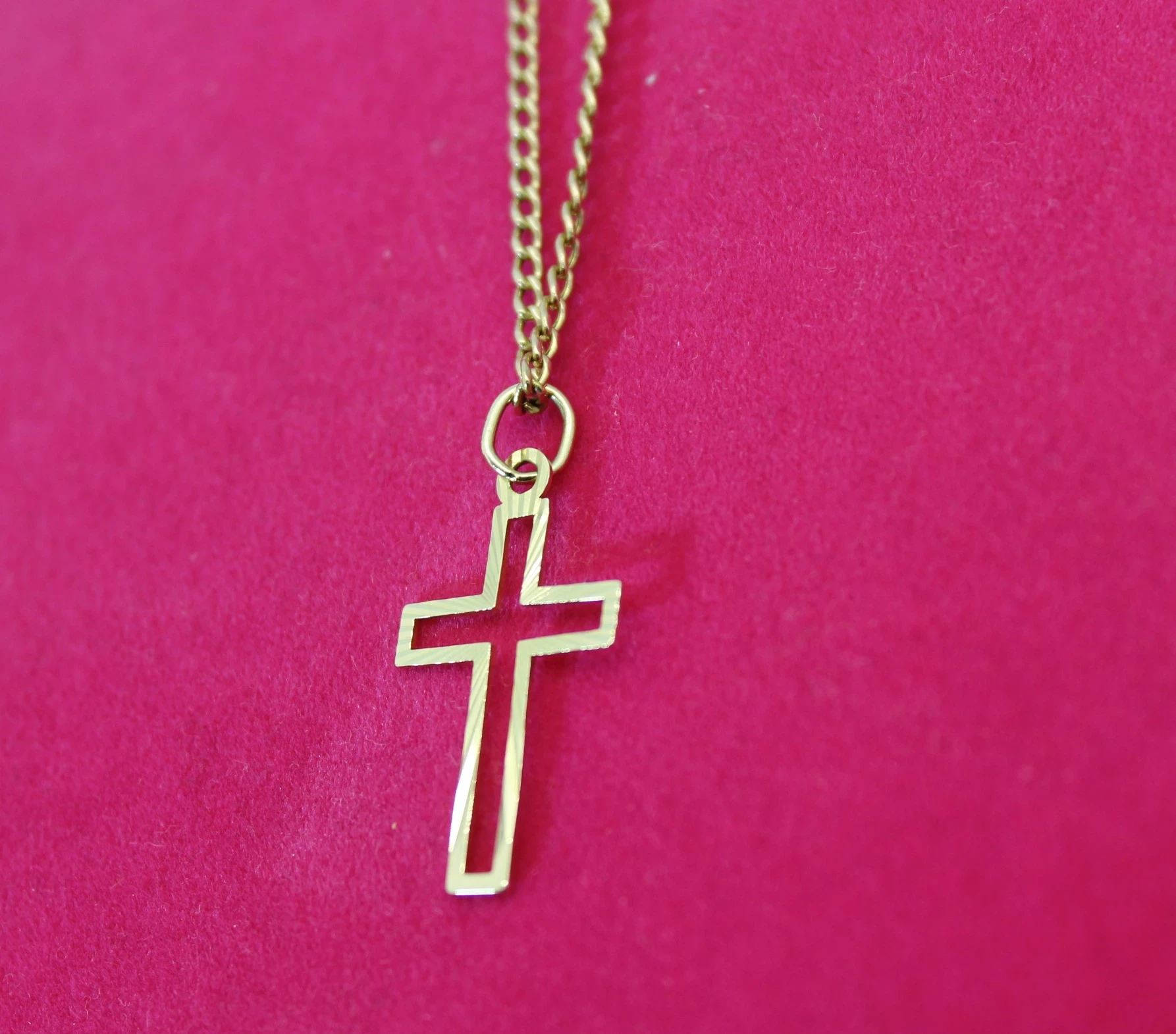 zlota-zawieszka-krzyz-stan-uzywany