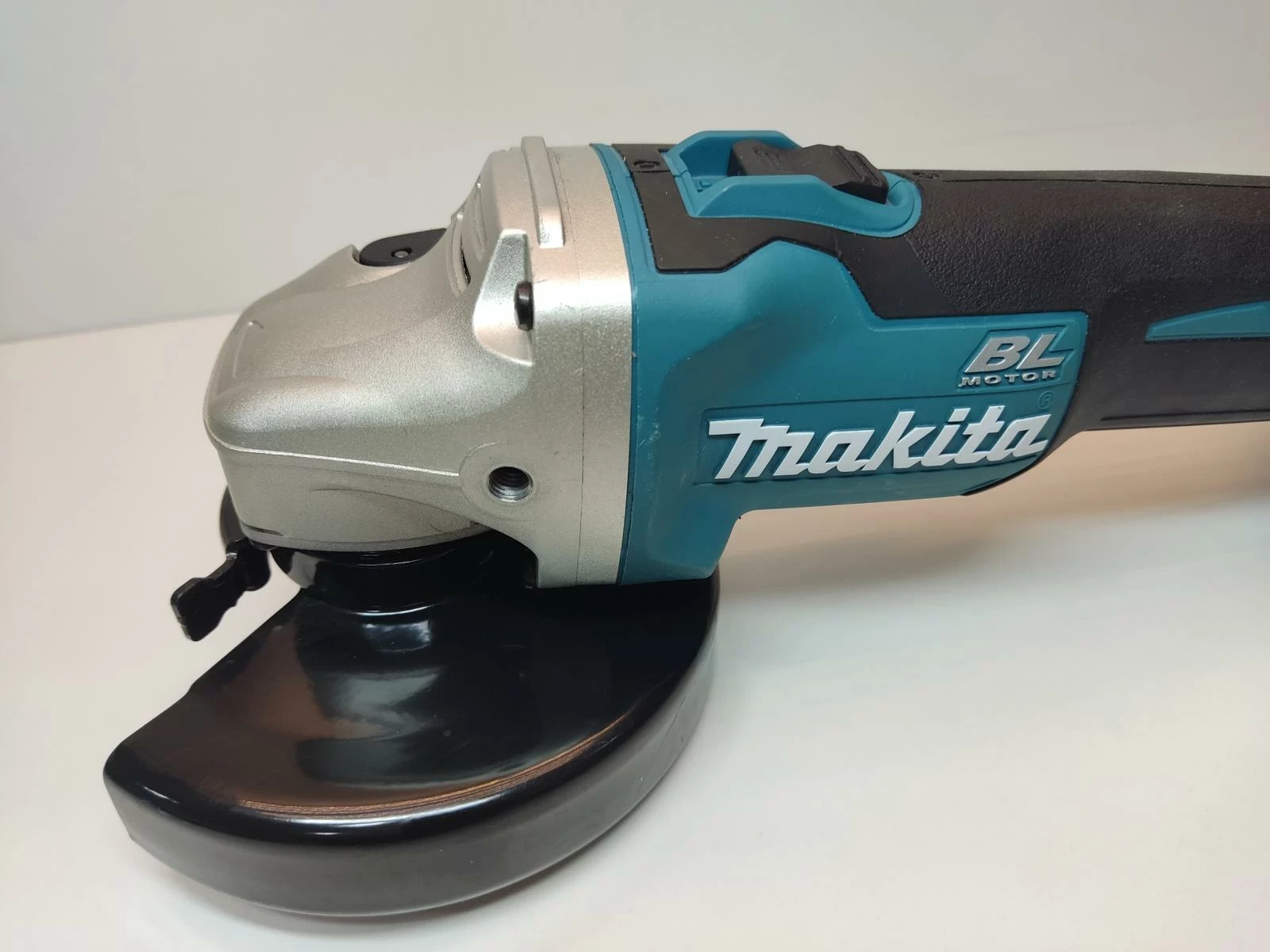 szlifierka-katowa-makita-dga504zj-w-walizce-marka-makita