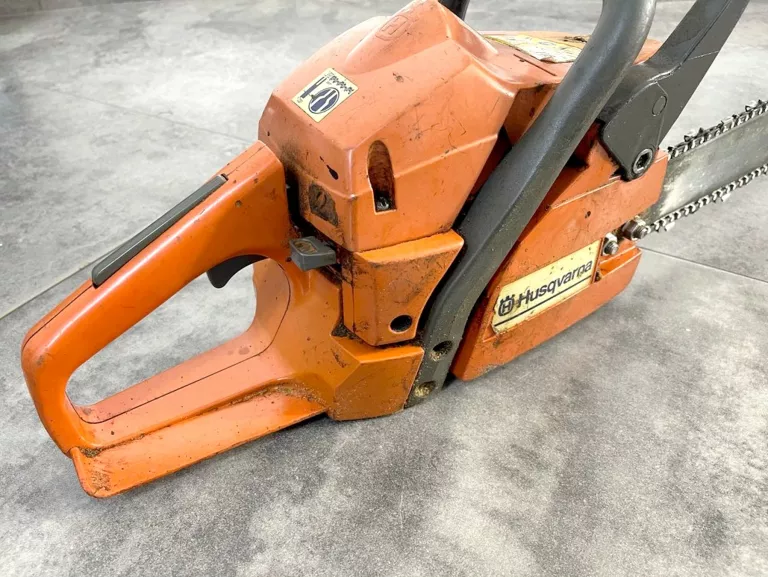 pila-lancuchowa-husqvarna-137-1600-w-22-km-zasilanie-spalinowe