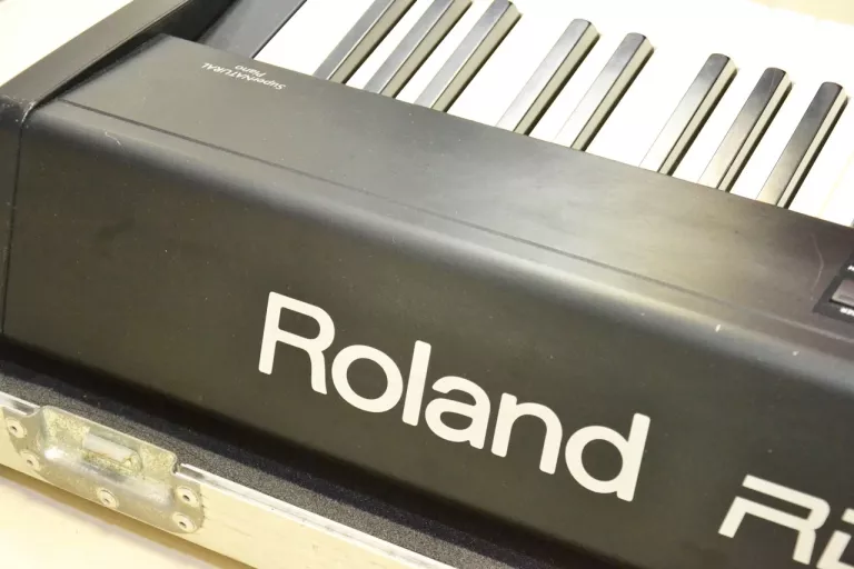 PIANINO CYFROWE ROLAND RD-300NX/METALOWY CASE