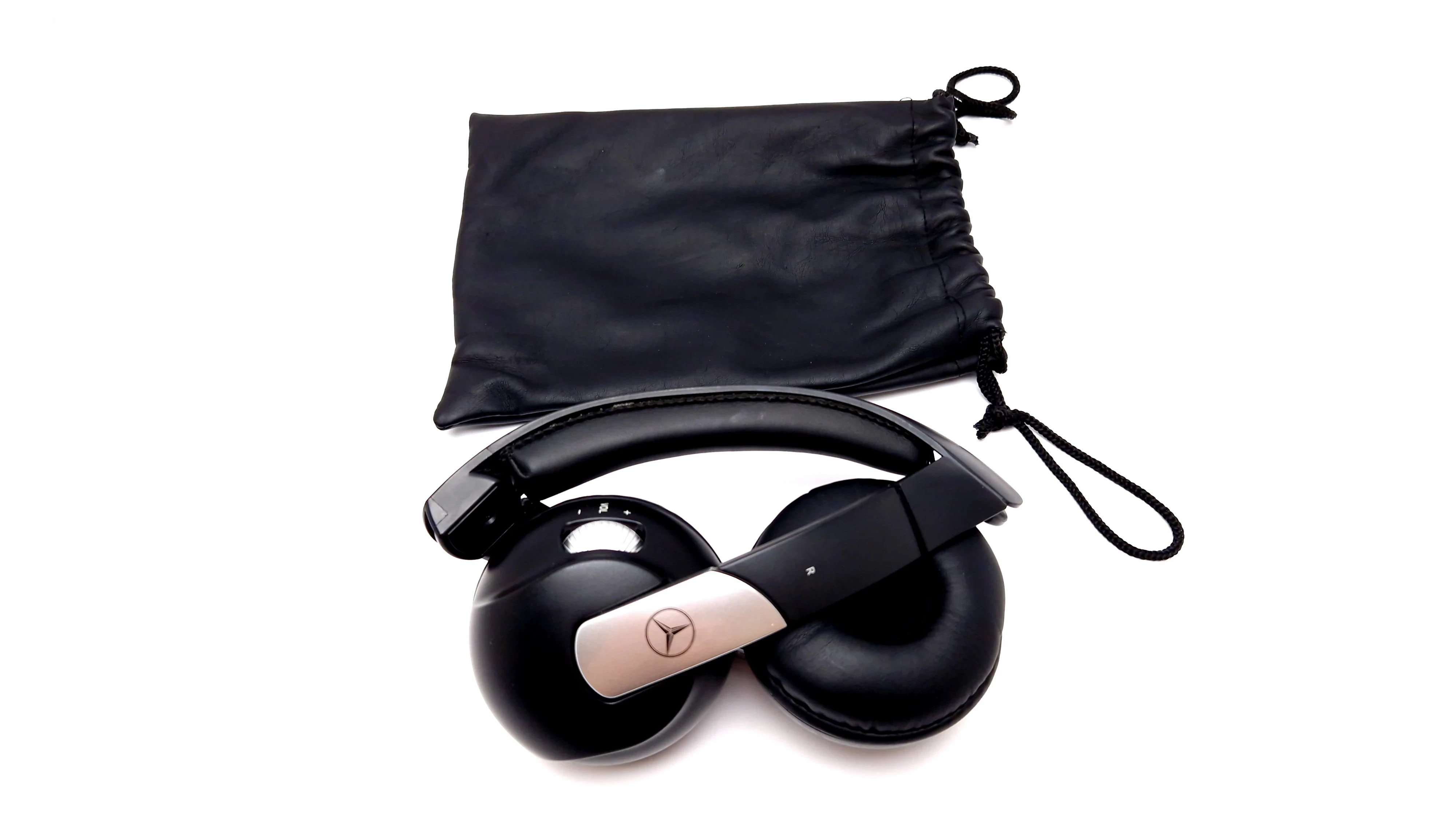 sluchawki-akg-mercedes-bezprzewodowe-czarne-stan-uzywany