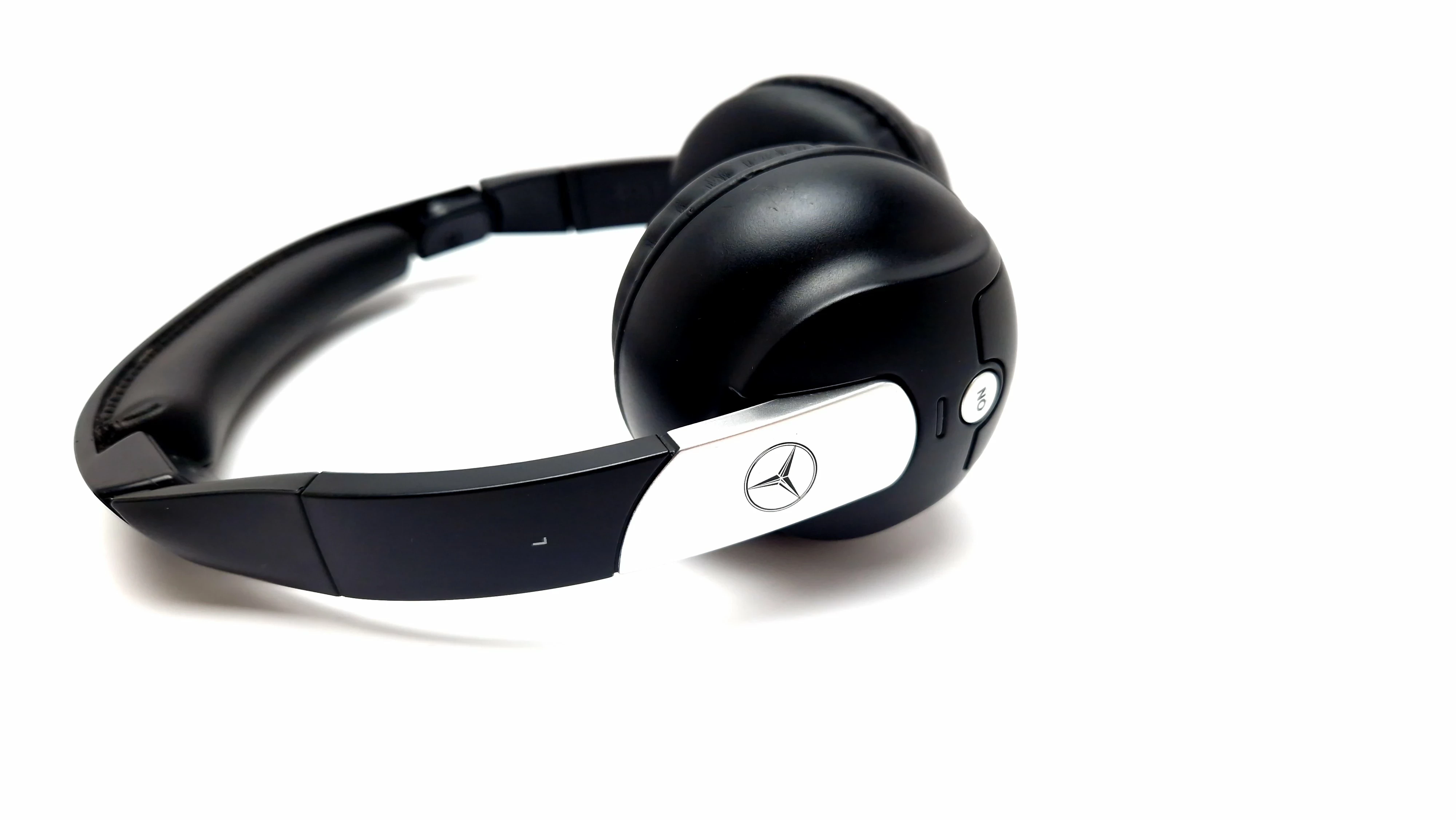 sluchawki-akg-mercedes-bezprzewodowe-czarne-rodzaj-sluchawek-nauszne
