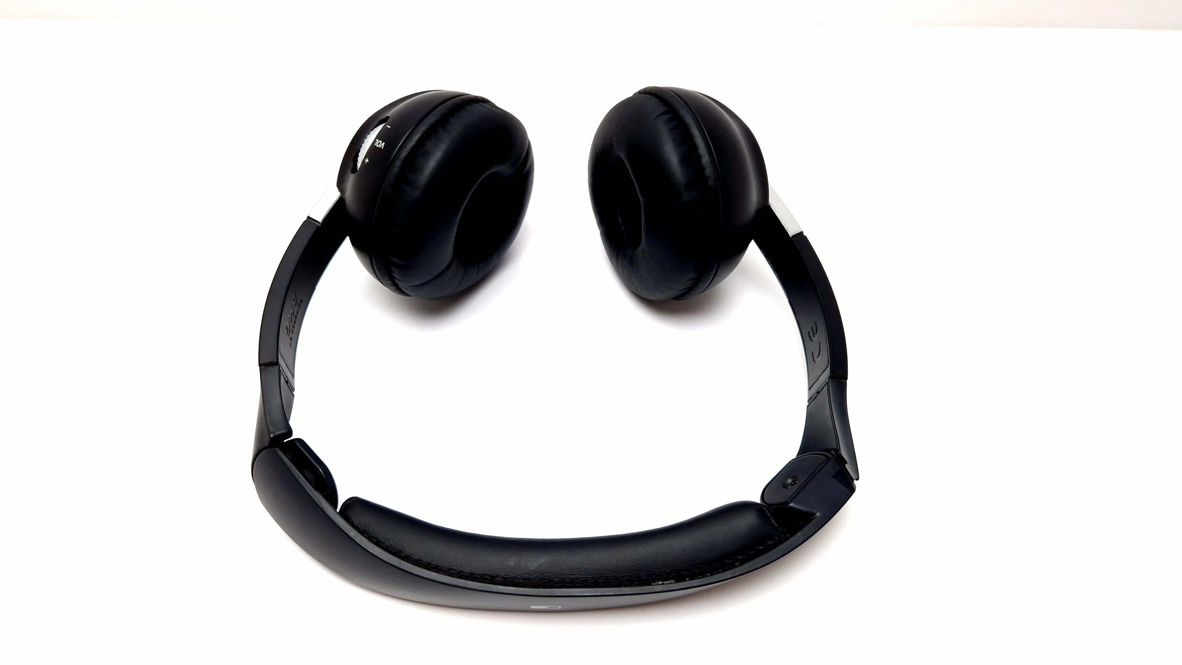 sluchawki-akg-mercedes-bezprzewodowe-czarne-kolor-dominujacy-czarny