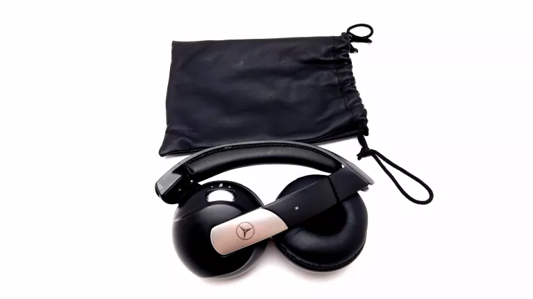 sluchawki-akg-mercedes-bezprzewodowe-czarne-stan-uzywany