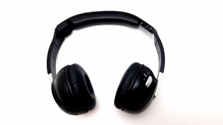 sluchawki-akg-mercedes-bezprzewodowe-czarne-transmisja-sygnalu-brak-informacji