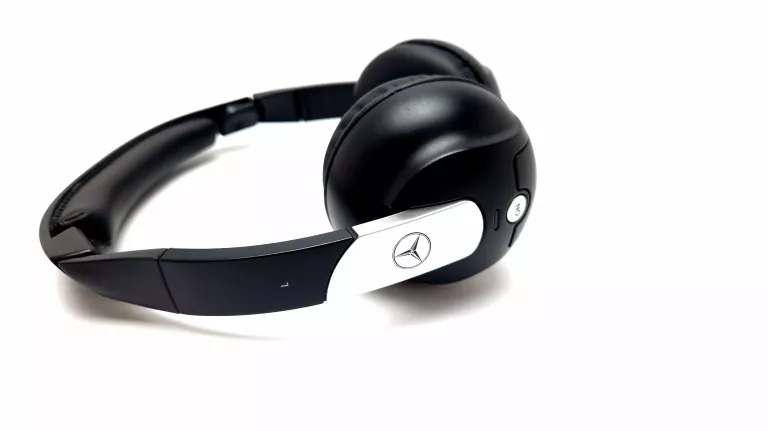 sluchawki-akg-mercedes-bezprzewodowe-czarne-rodzaj-sluchawek-nauszne