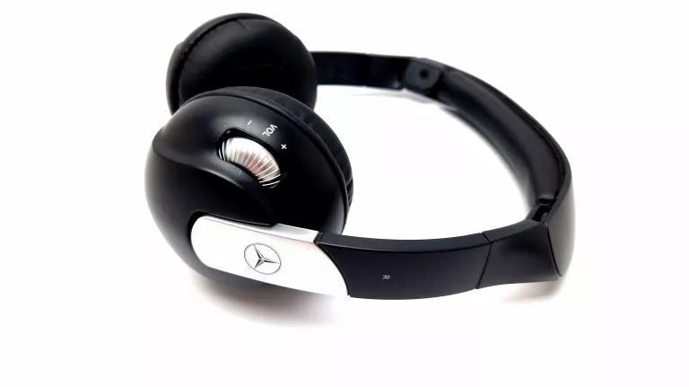 sluchawki-akg-mercedes-bezprzewodowe-czarne-marka-inna
