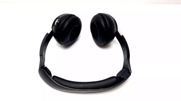 sluchawki-akg-mercedes-bezprzewodowe-czarne-kolor-dominujacy-czarny