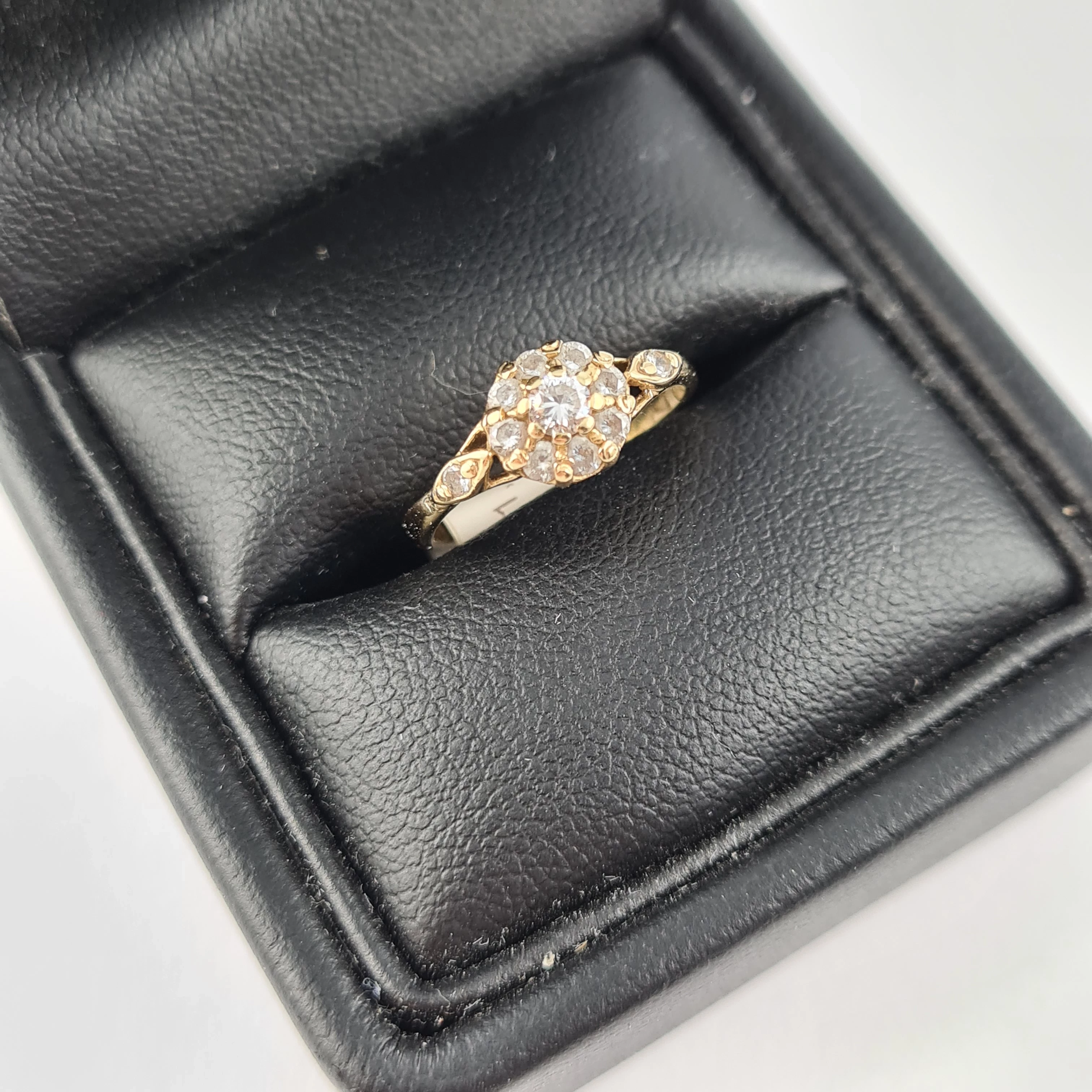 drobny-zloty-pierscionek-kwiat-585-stan-uzywany