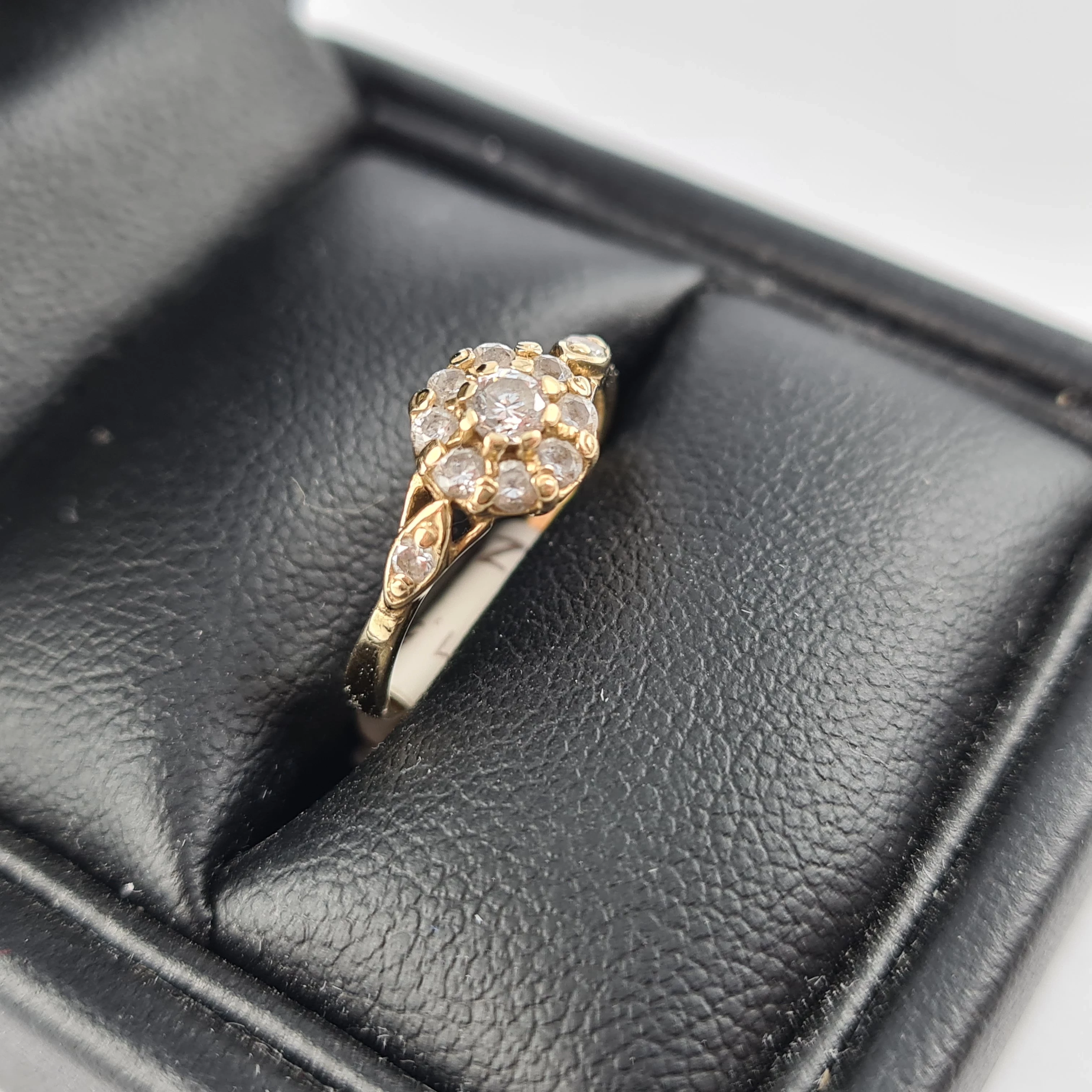 drobny-zloty-pierscionek-kwiat-585-marka-inna-marka