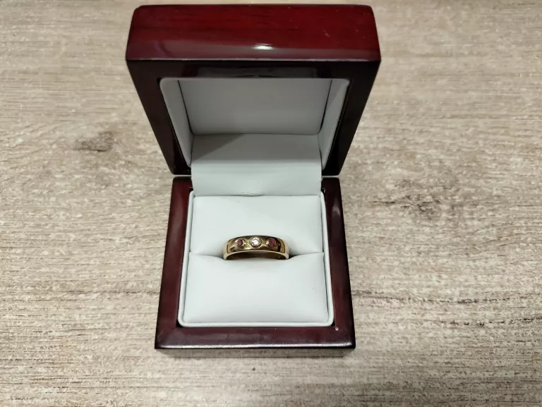 zloty-pierscionek-9k-diament-2x-rodofit-stan-uzywany