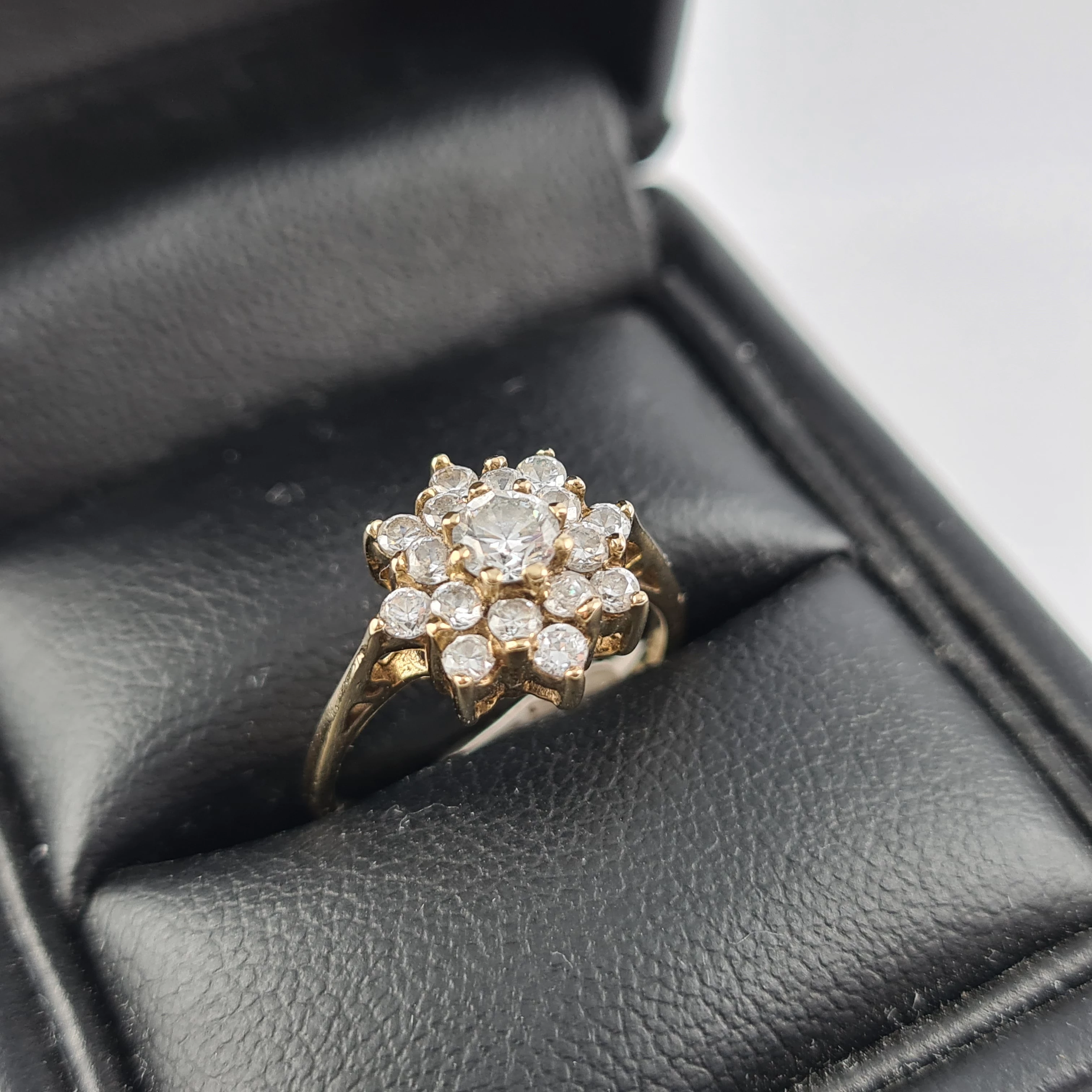 piekny-zloty-pierscionek-kwiat-333-stan-uzywany