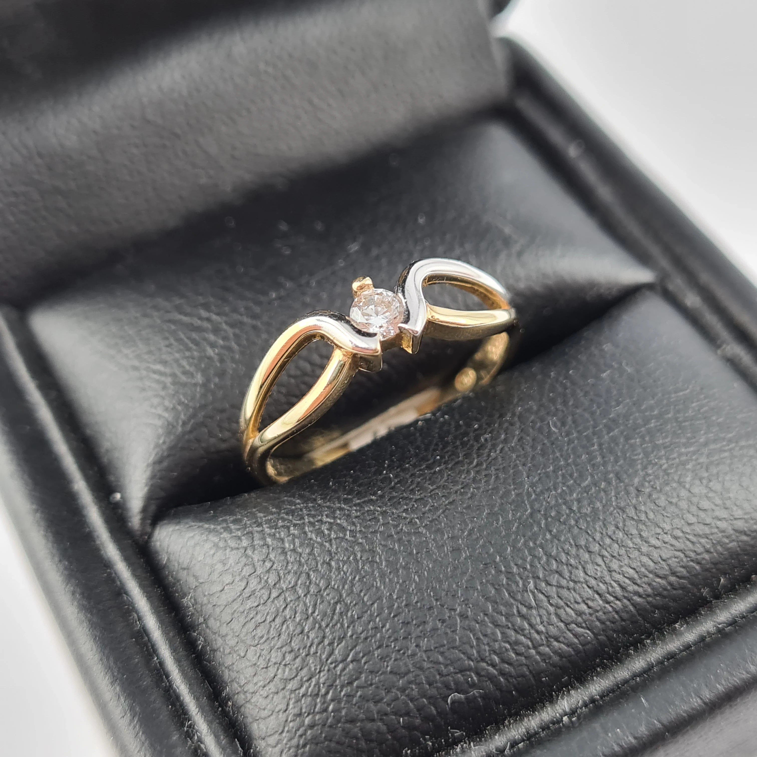 piekny-delikatny-zloty-pierscionek-585-material-zloto