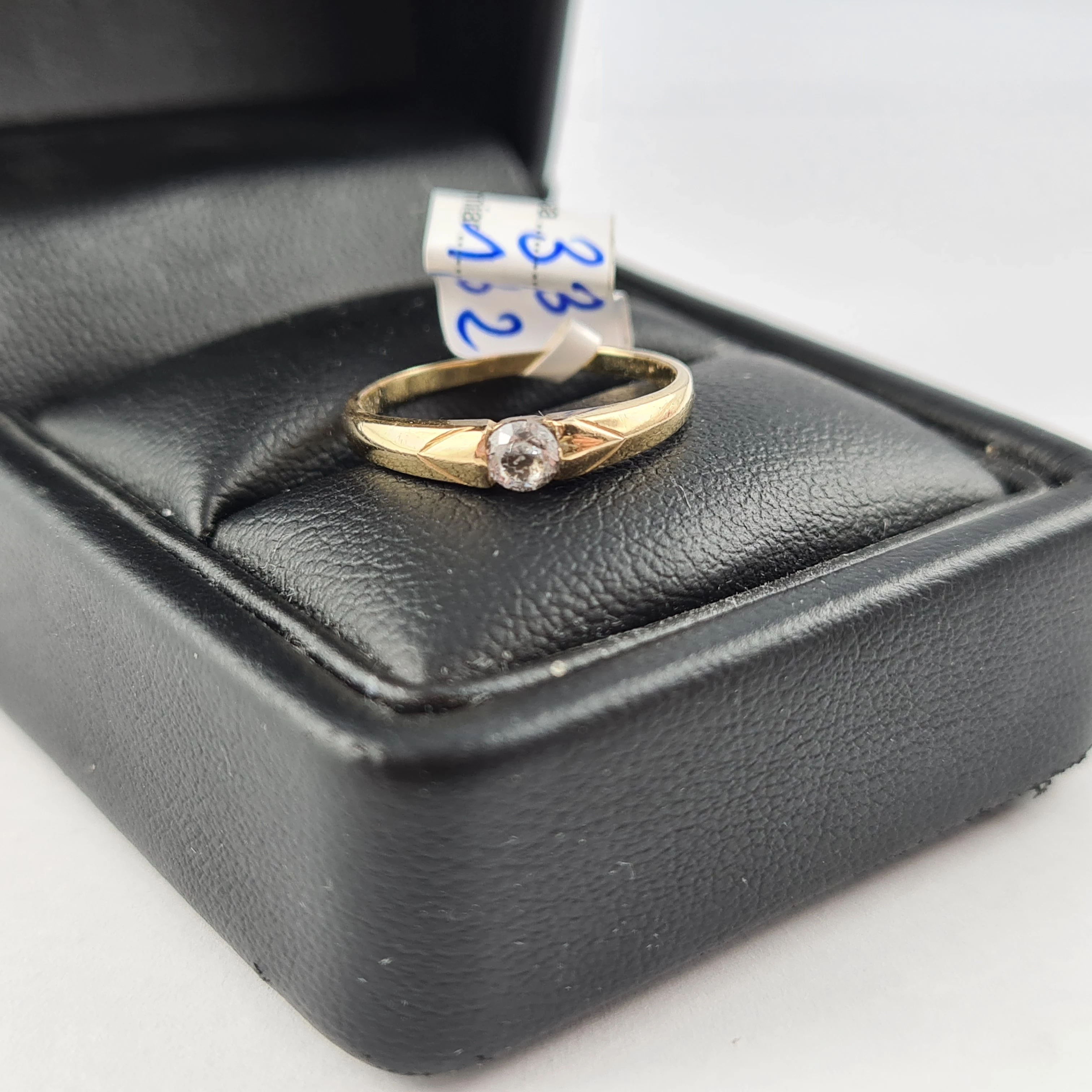 delikatny-zloty-pierscionek-oczko-333-material-zloto