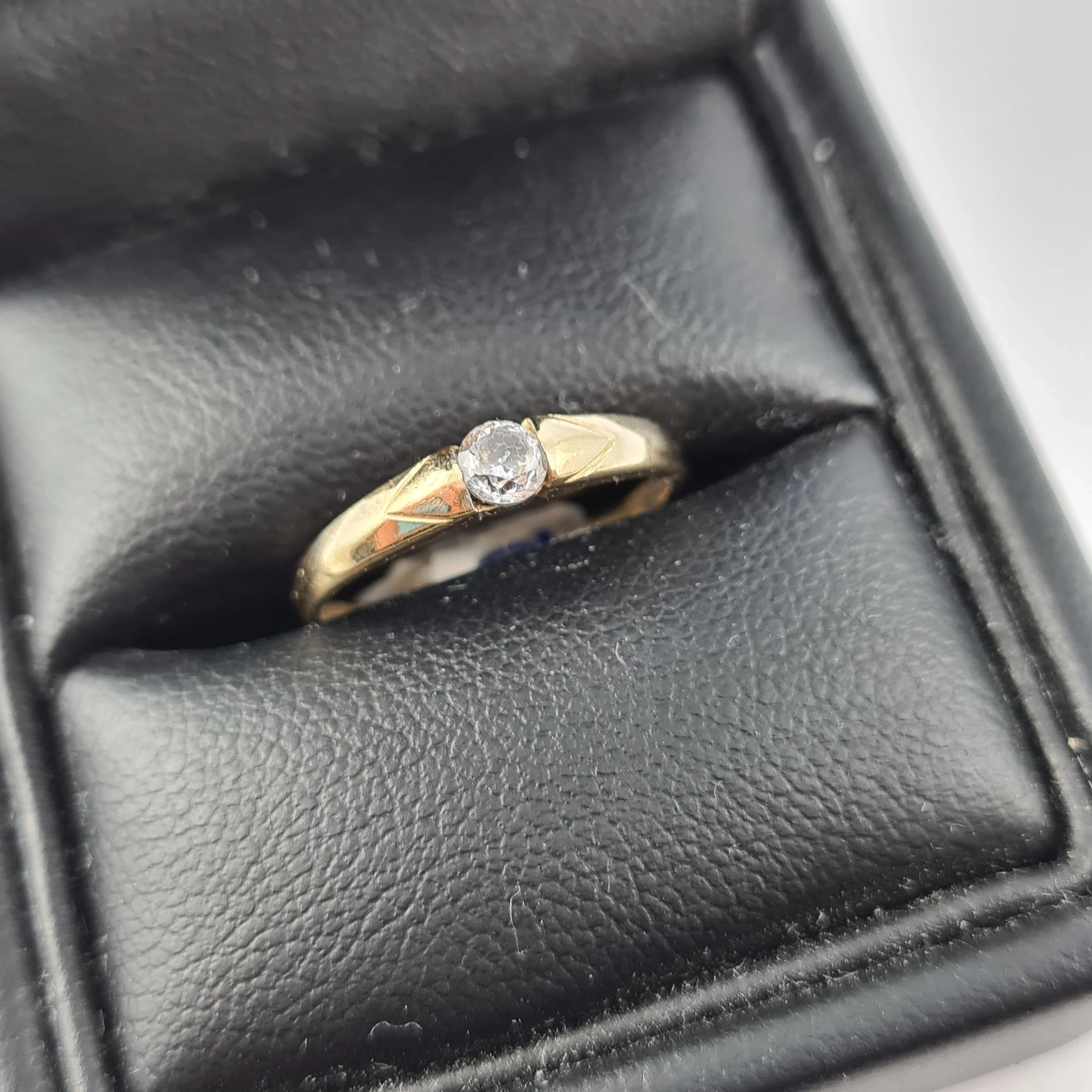 delikatny-zloty-pierscionek-oczko-333-marka-inna-marka